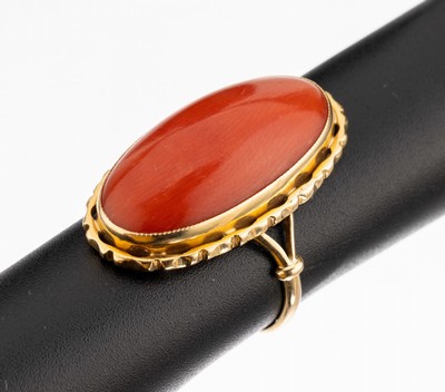 Image 18 kt gold coral-ring , YG 750/000, Italy approx. 1960, large oval coral cabochon, ...