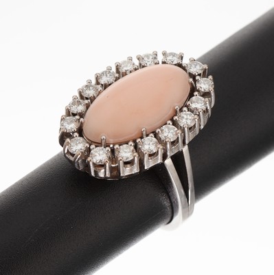 Image 18 kt gold coral-brilliant-ring , WG 750/000, centered oval angle skin coral cabochon, ...