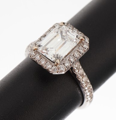 Image 18 kt gold diamond-ring , WG 750/000, centered embossed set diamond in emerald cut ...