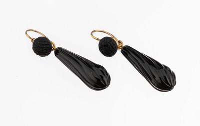 Image Pair of 18 kt gold onyx-earrings, France approx. 1920 , YG 750/000, movable ...