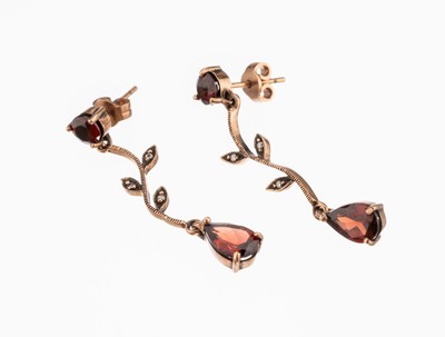 Image 9 kt gold garnet-brilliant-earrings , RG 585/000, after older antetype, curved with ...