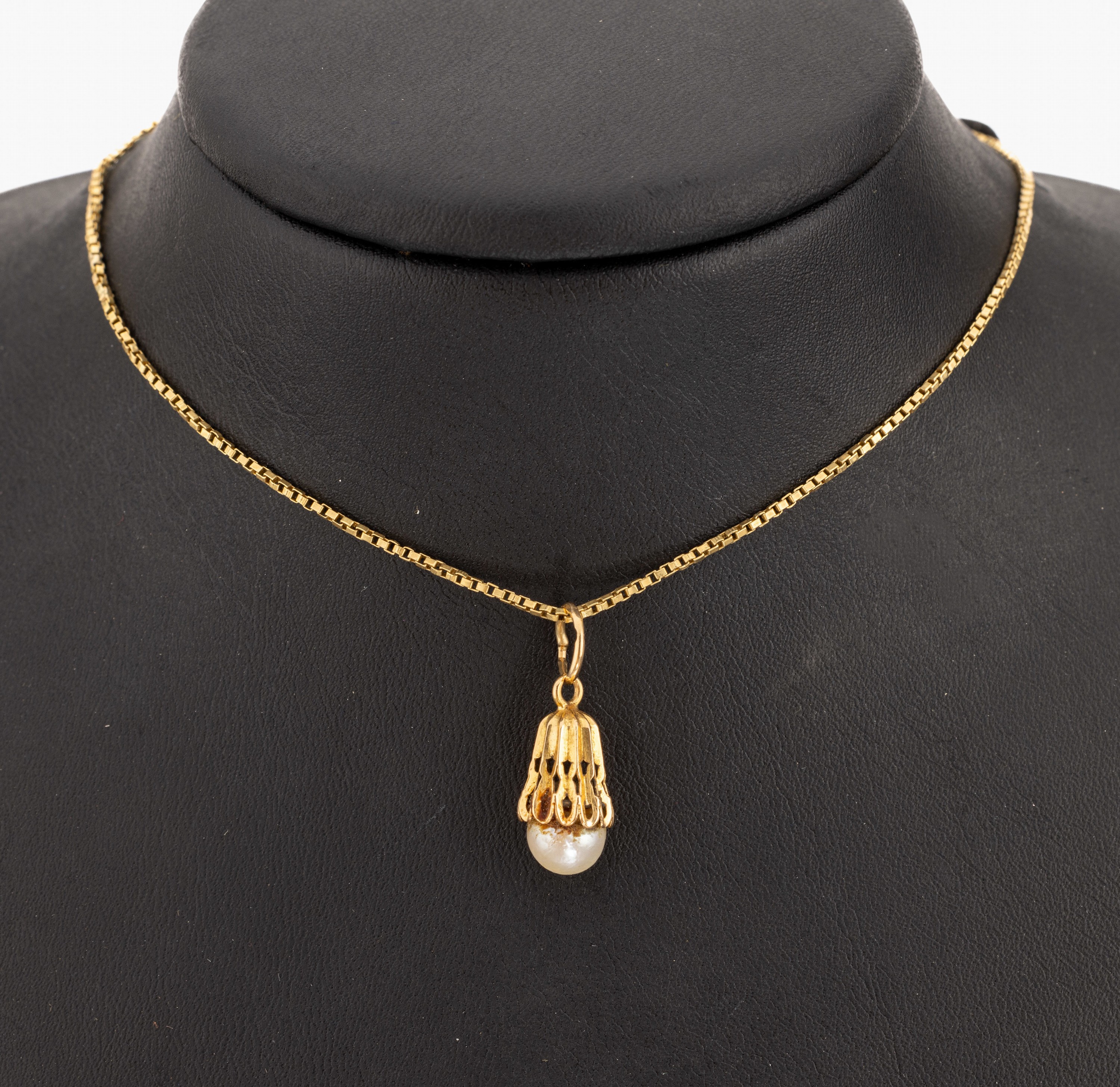 18 kt Gold Perl-Anhänger, GG 750/000, durchbrochen, einzelne Akoyazuchtperle, D. ca.7.5 mm, an Venezianer Kette, GG 750/000, L. ca. 62 cm, ...