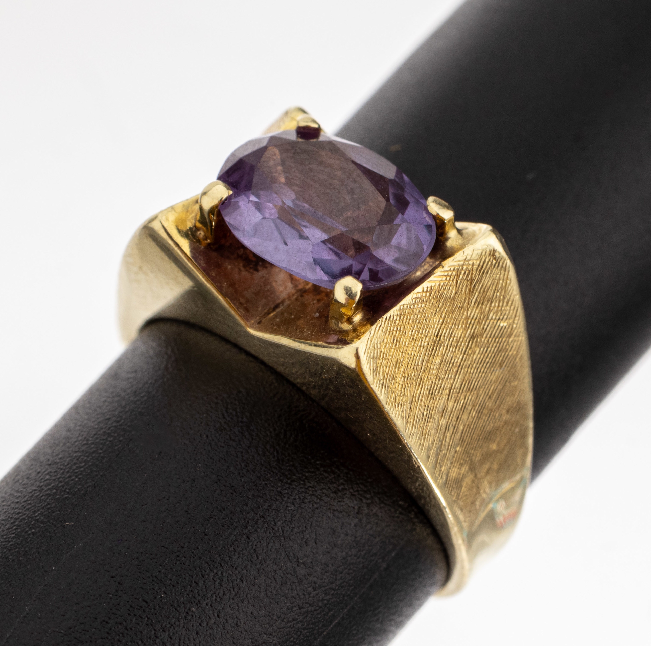 14 kt Gold Farbstein-Ring, GG 585/000, Ringschultern sat., ovalfacett. synth. Korund, RW 57, ca. 6.8 g