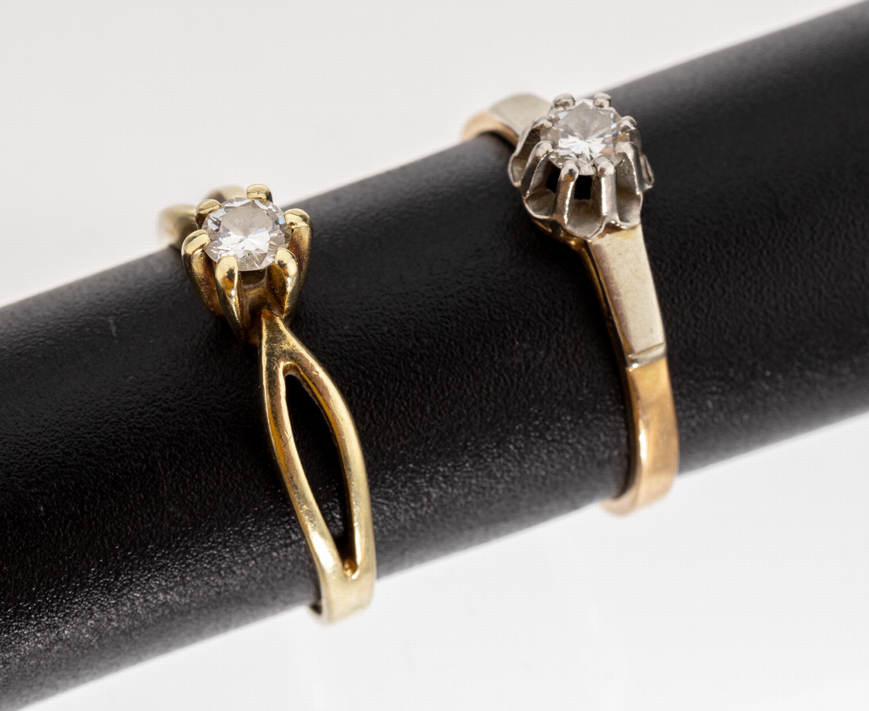Konvolut 2 18 und 14 kt Gold Brillant-Ringe, GG/WG 750/000 und GG 585/000, 1 x mit in WGgefasster Brillant ca. 0.20 ct Weiß/si, RW 55, 1 x mit ...