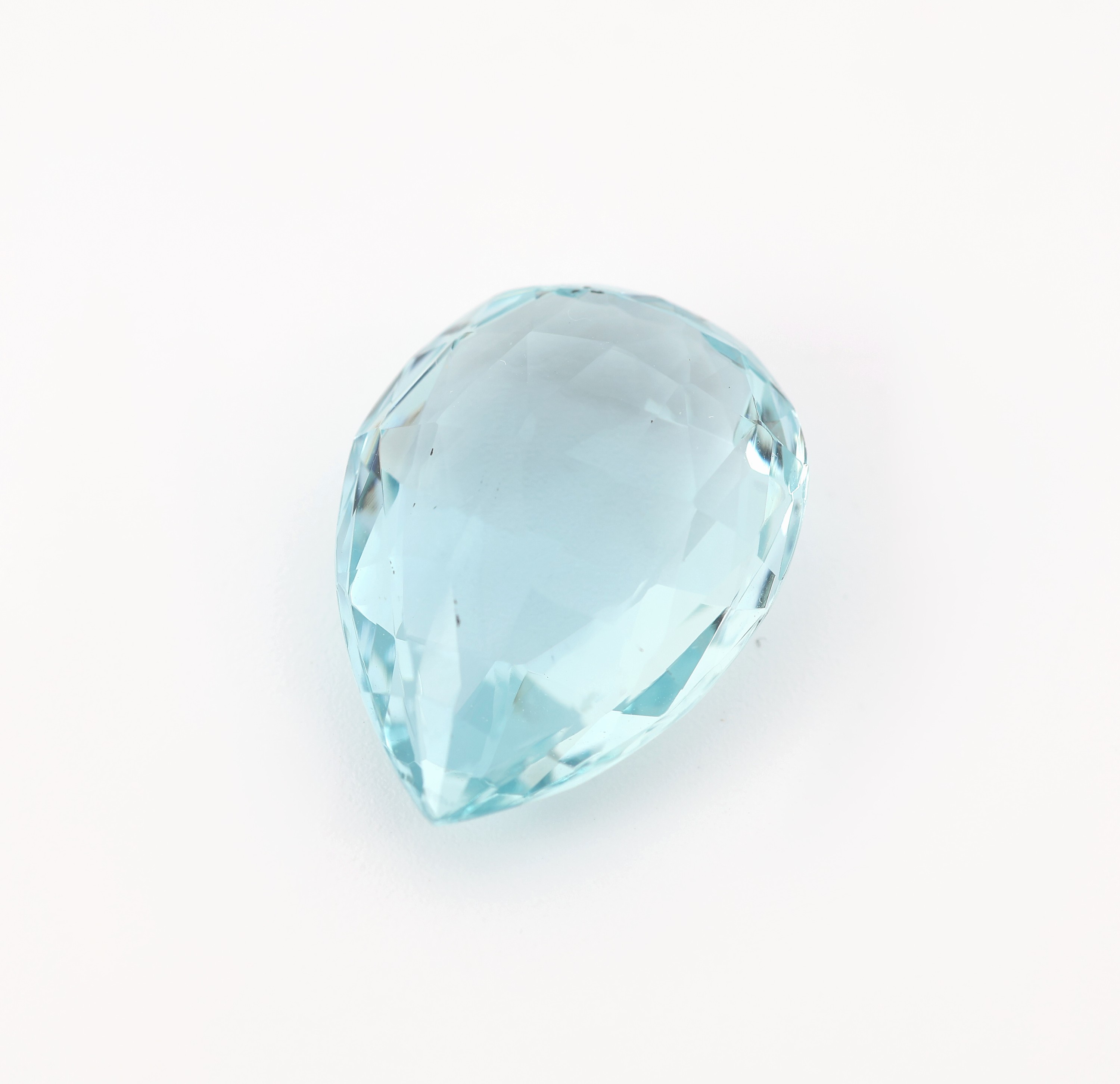 Detail a: Loser Aquamarin ca. 13.3 ct, tropfenförmig facett., ca. 14.9 x 8.1 x 20 mm