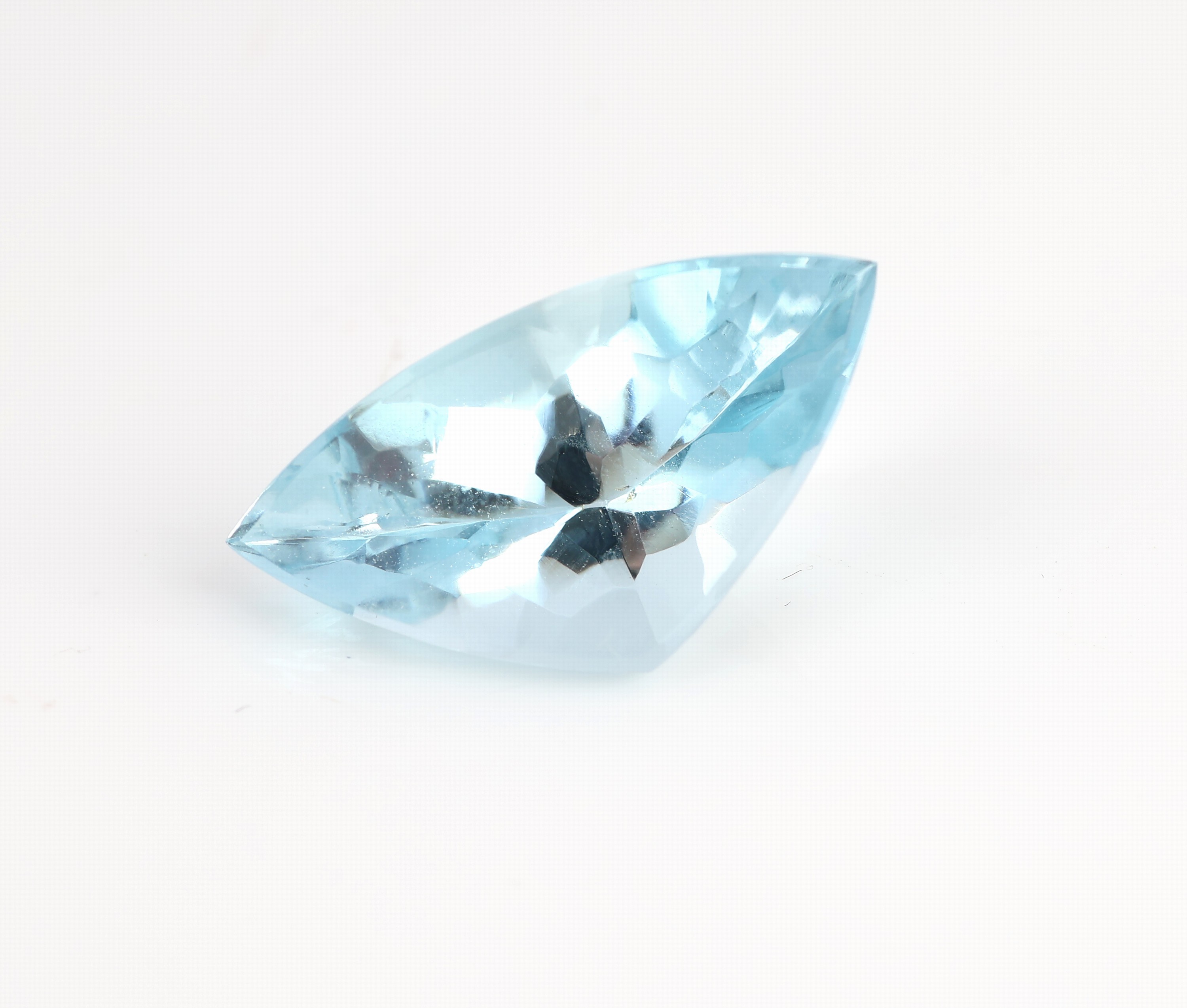 Detail a: Loser Aquamarin ca. 6.3 ct, im Buff Top-Schliff, ca. 10.7 x 7.9 x 19.9 mm