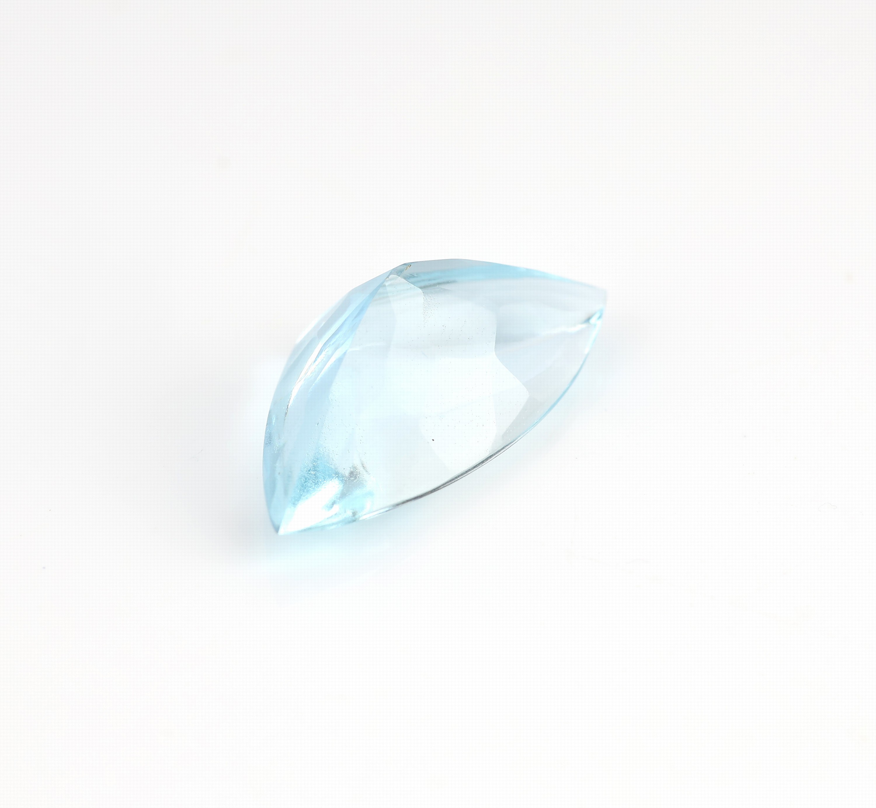 Detail b: Loser Aquamarin ca. 6.3 ct, im Buff Top-Schliff, ca. 10.7 x 7.9 x 19.9 mm