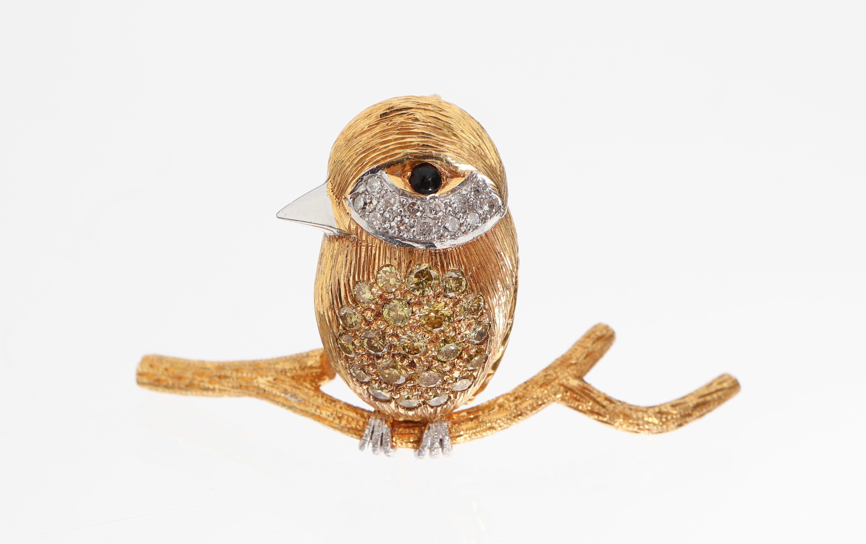18 kt Gold Brillant-Brosche "Vogel", GG 750/000, vollplastische Darstellung eines Vogels auf einem Ast sitzend, Kopf und Bauch mit 34 ...