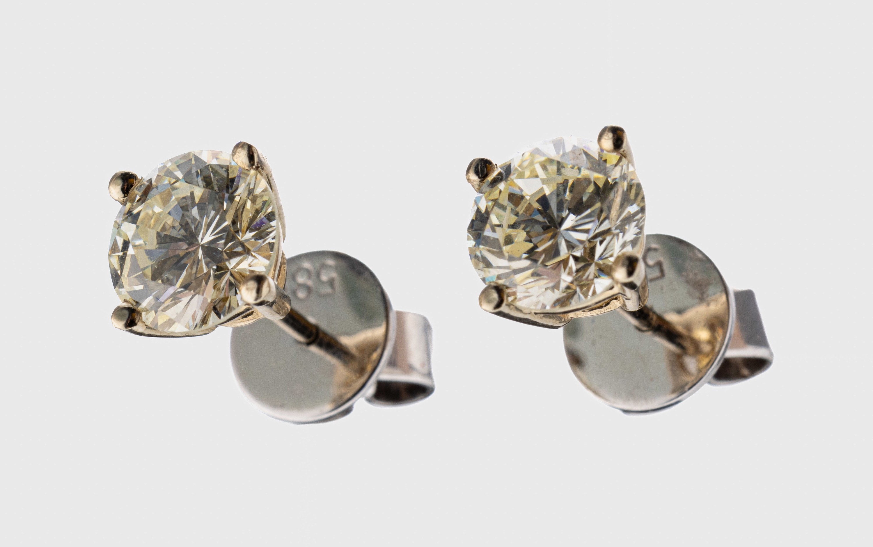 Paar 14 kt Gold Brillant-Ohrstecker, GG 585/000, 2 Brillanten zus. ca. 2.04 ct l.get.Weiß-get.Weiß/si, Brisuren WG