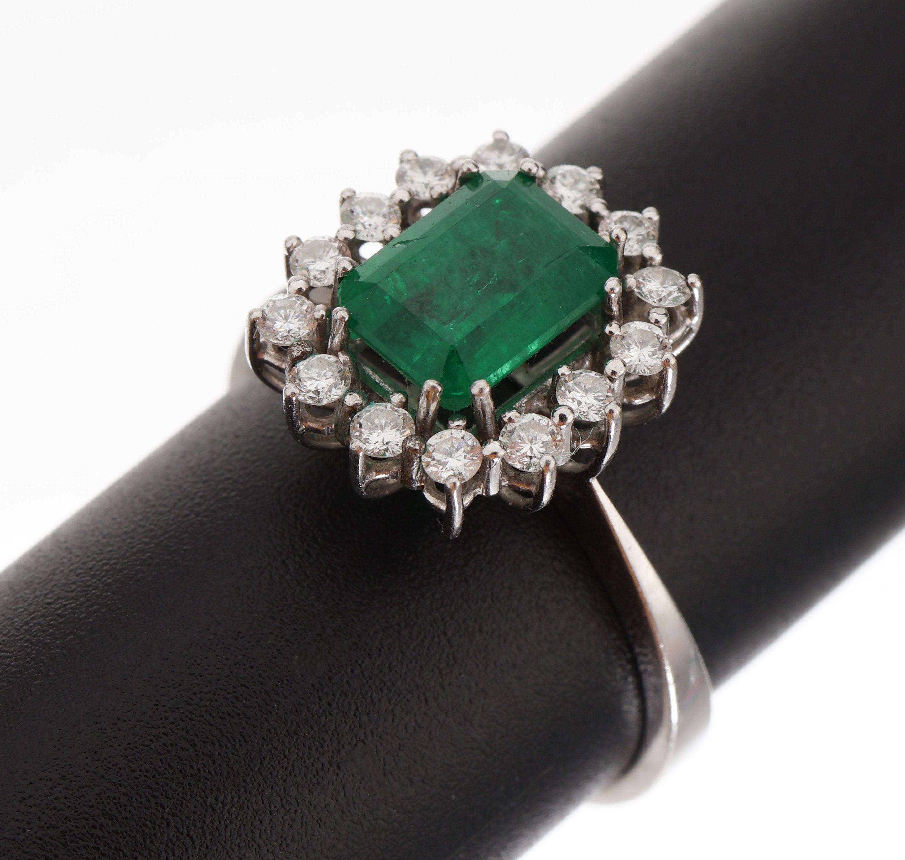 14 kt Gold Smaragd-Diamant-Ring, WG 585/000, mittig Smaragd im Treppenschliff ca. 2.0 ct, umgeben von 14 Brillanten zus. ca. 0.60 ct Weiß/si, RW ...
