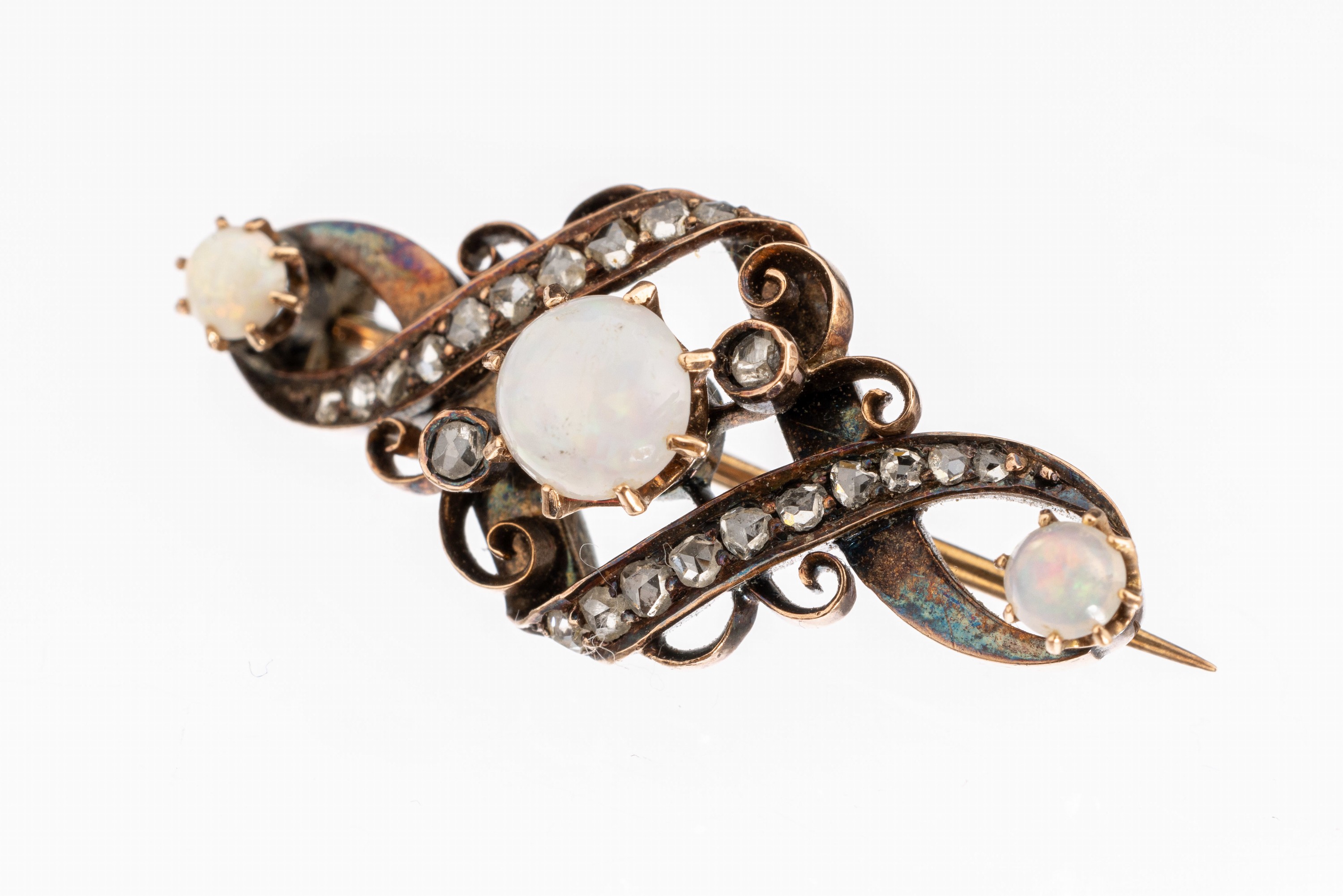 14 kt Gold Opal-Diamant-Brosche, um 1880, GG 585/000, geschwungen, 2 runde Opal- Cabochons zus. ca. 0.80 ct, 20 Diamantrosen zus. ca. 0.25 ct, ca. ...