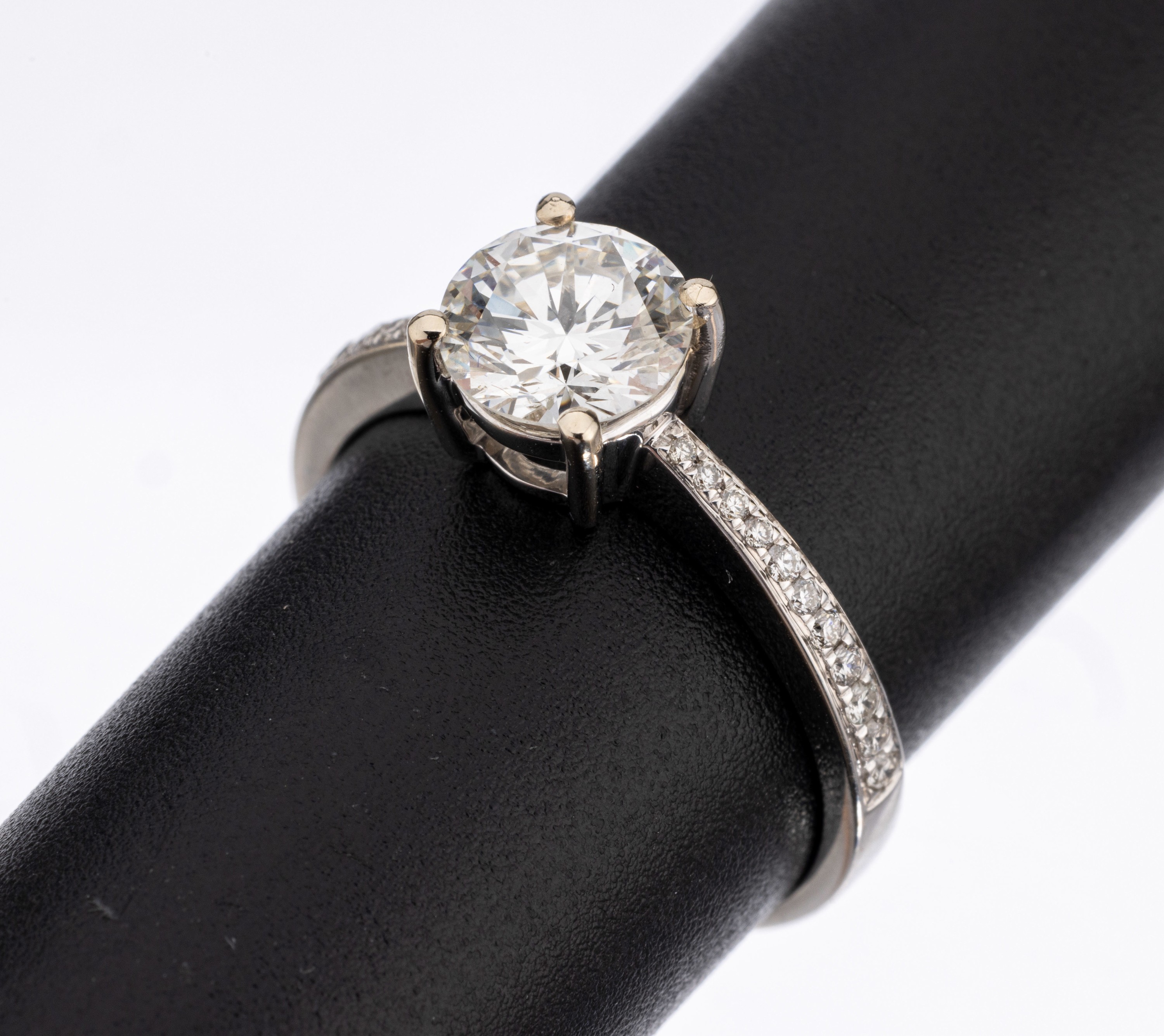 18 kt Gold Brillant-Ring, WG 750/000, mittig Brillant ca. 1.11 ct feines Weiß(G)/vvs2, Ringschultern mit 22 Brillanten zus. ca. 0.13 ct feines ...