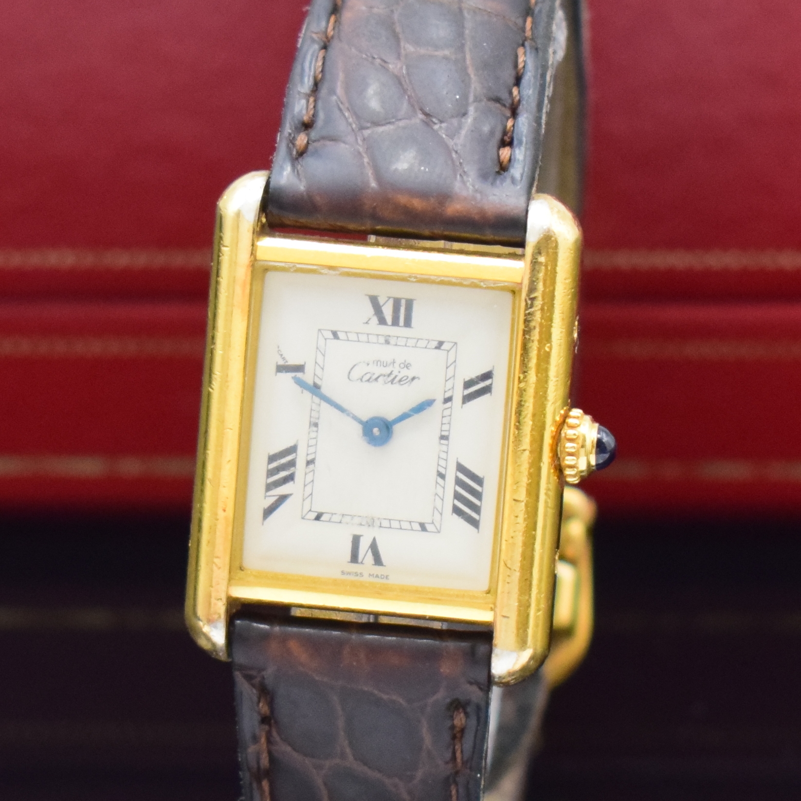 Detail a: CARTIER Damenarmbanduhr Serie Tank Referenz 2415, quarz, verg. Sterlingsilbergeh., Boden 8-fach verschr., Lederband m. verg. orig. Dornschl., ...