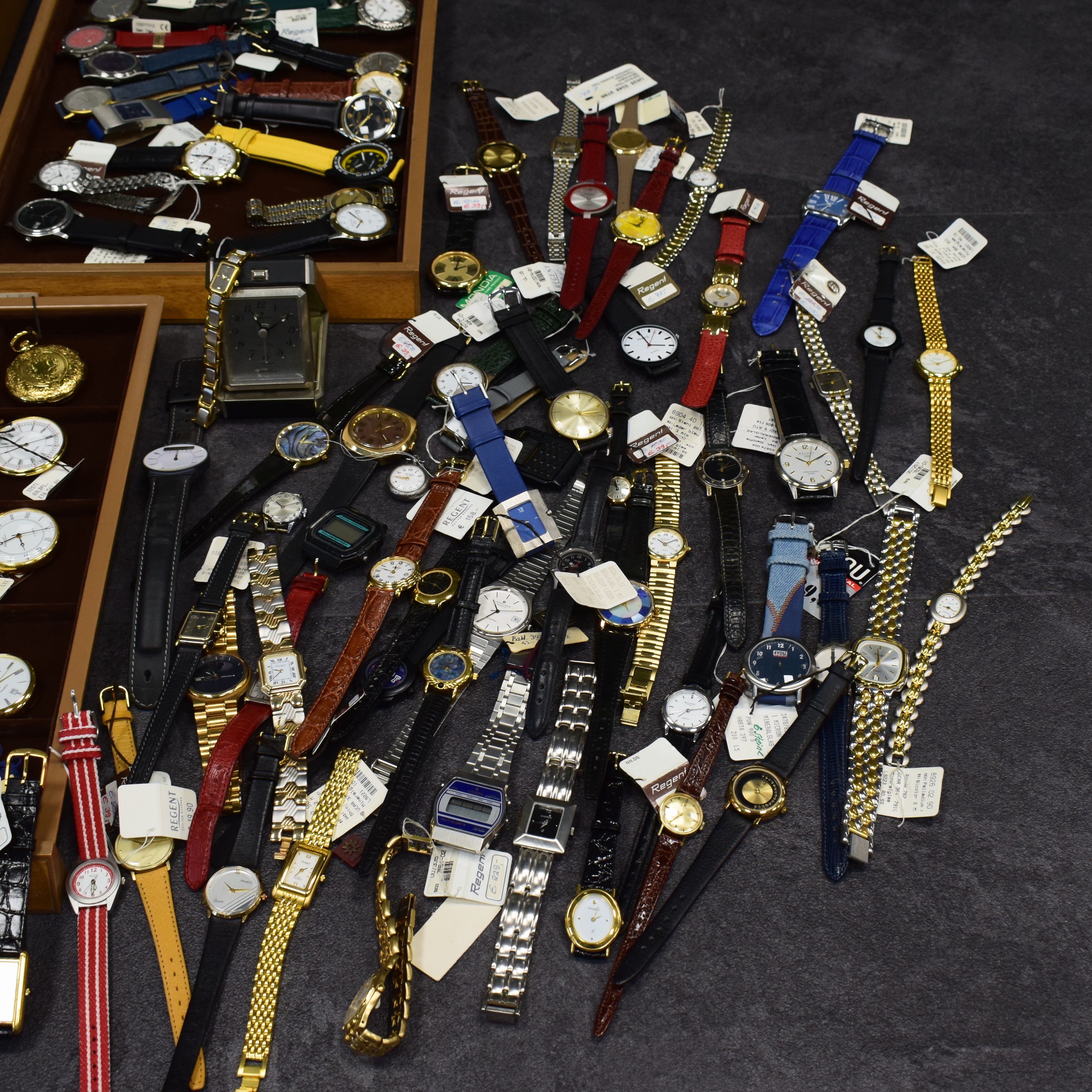 Detail a: 134 Armband-, Taschenuhren, Tischwecker und Uhrenketten aus Lagerauflösung, Schweiz/Deutschland, meist quarz, Unter anderem Regent, Junghans, Casio, ...