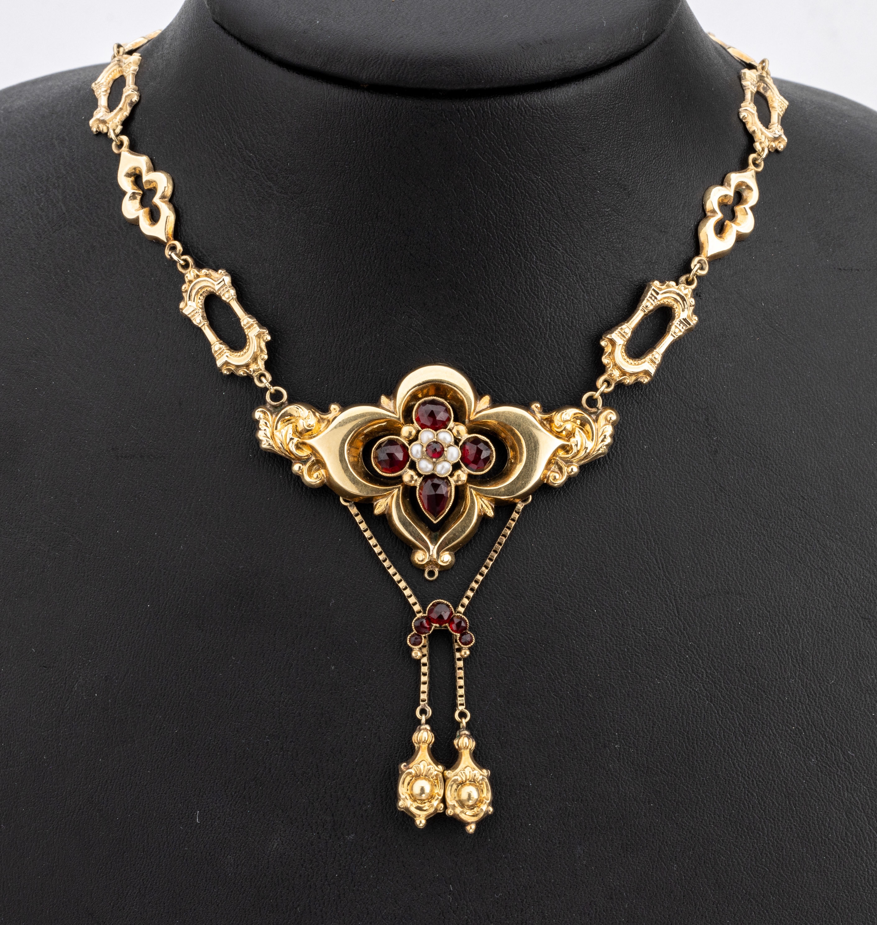 14 kt Gold Biedermeier Collier, um 1850-60, GG 585/000 gepr., hohl gearbeitet, geschwungene Glieder, Mittelteil mit facett. Granaten und kl. ...
