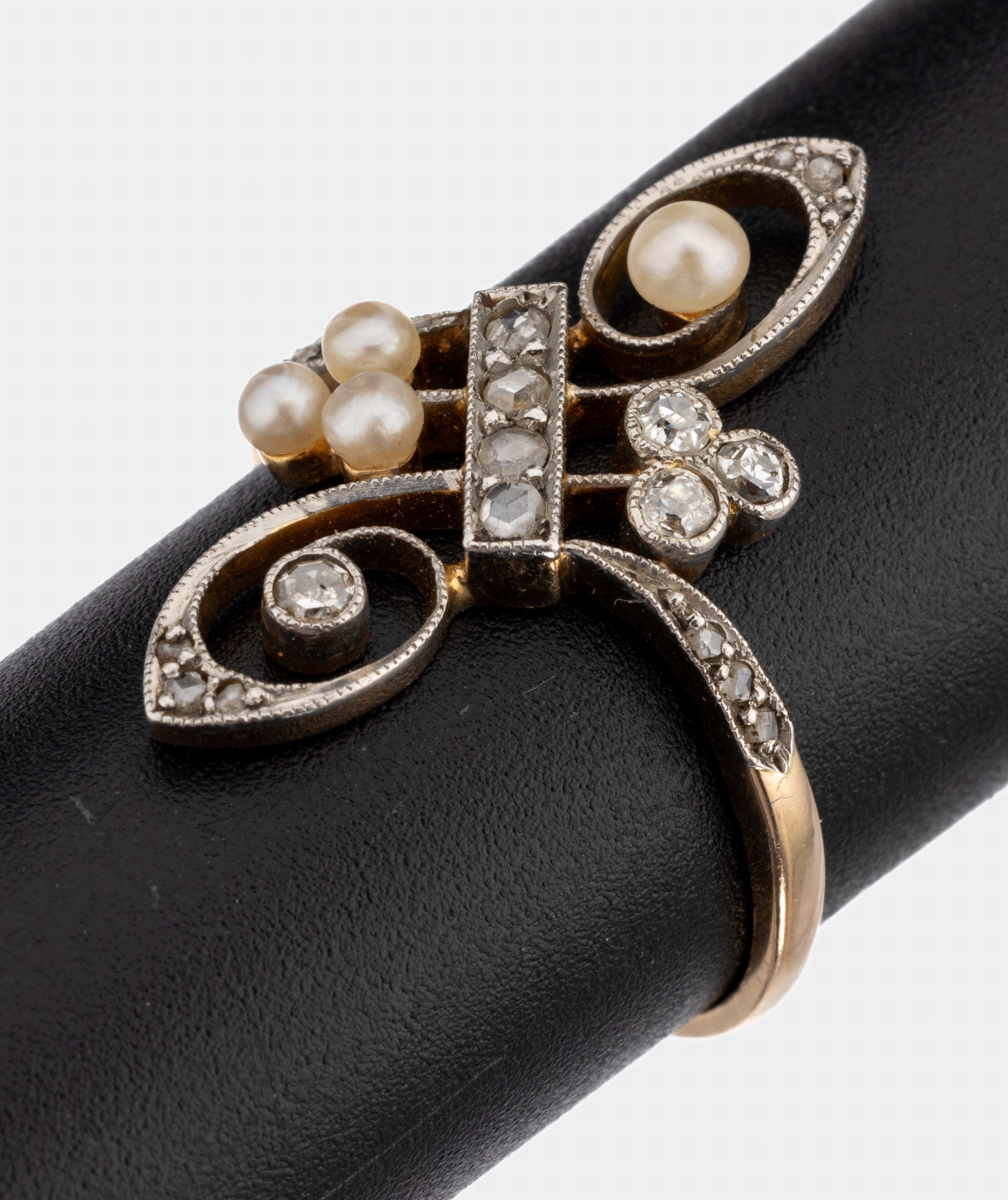 18 kt Gold Jugendstil Diamant-Perl-Ring, um 1900, GG 750/000, schauseitig platiniert, 17 Diamantrosen zus. ca. 0.30 ct, 4 kl. Perlchen, wohl Natur, ...