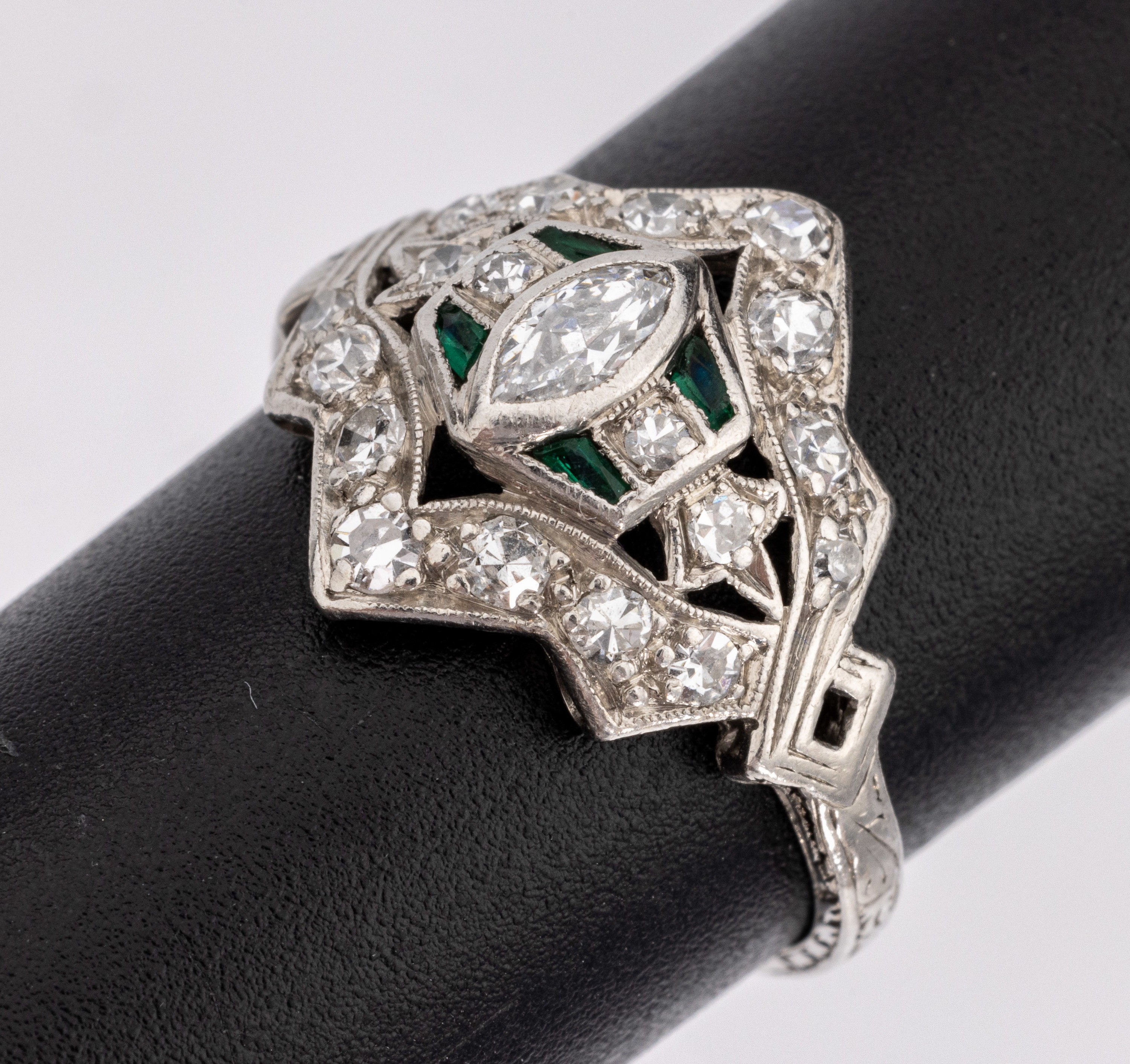 Iridium Platin Art-Deco Diamant-Smaragd-Ring, 1930er Jahre, Ringkopf durchbrochen gearbeitet, 1 Diamantnavette und 18 Altschliffdiamanten zus. ca. ...