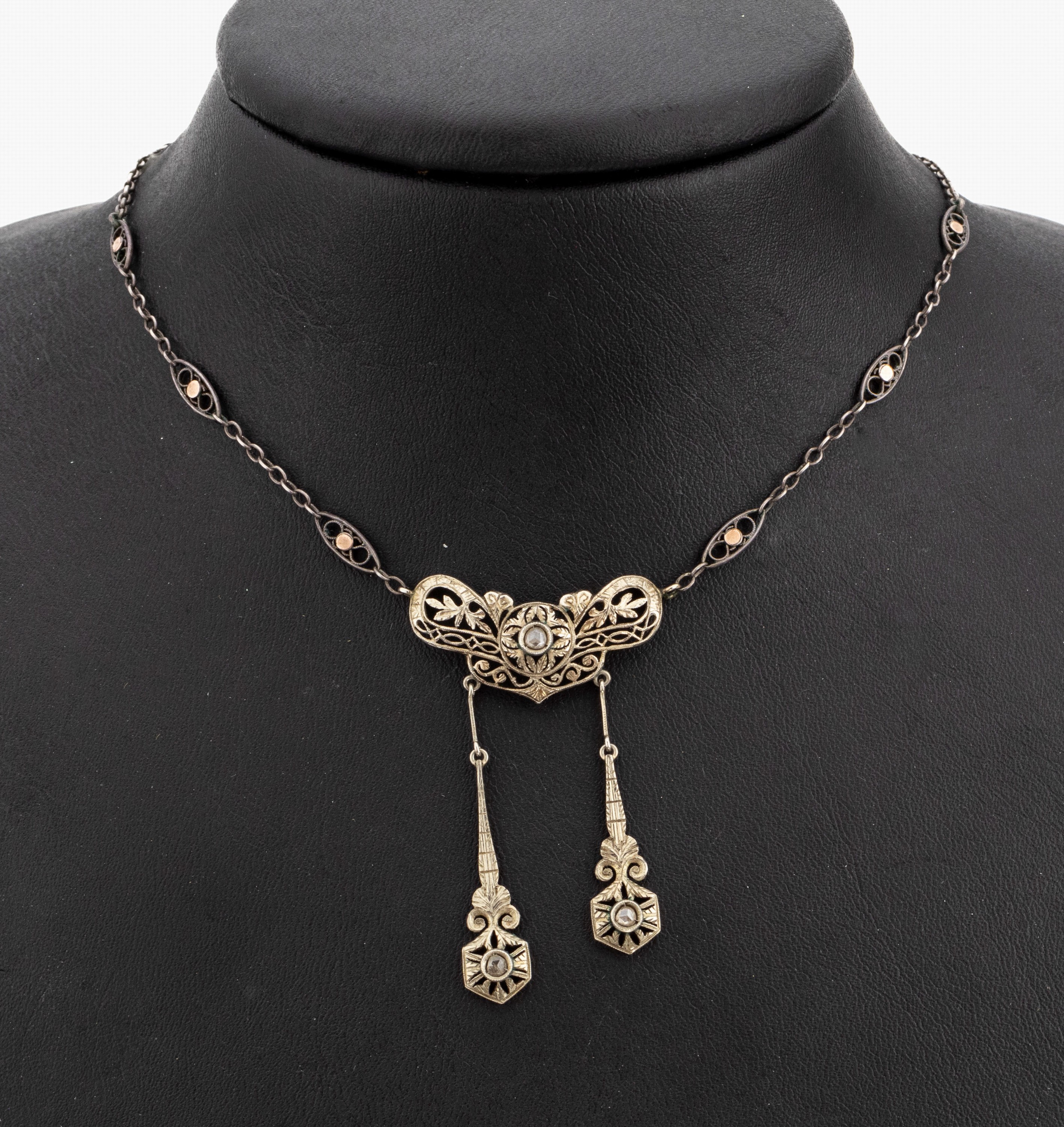 Jugendstil Collier, um 1900, 800er Silber, deutsch, Mittelteil geschwungen und durchbrochen, 2 bewegl. Abhängungen, 3 kl. Diamantrosen, L. ca. 43.5 ...