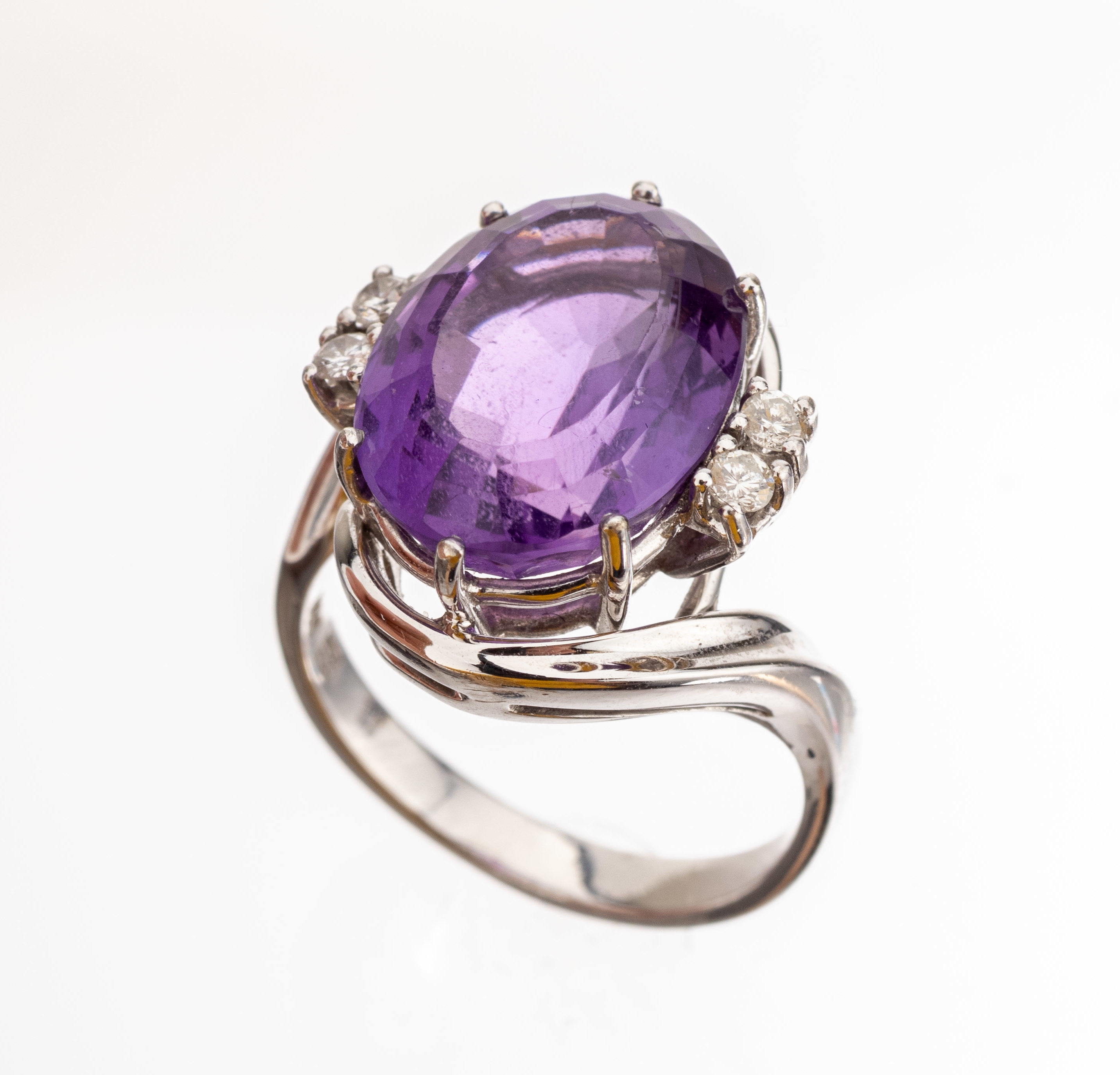 14 kt Gold Amethyst-Brillant-Ring, WG 585/000, mittig ovalfacett. Amethyst ca. 9.0 ct, 4 Brillanten zus. ca. 0.19 ct (grav.) Weiss/si, RW 60, ca. ...