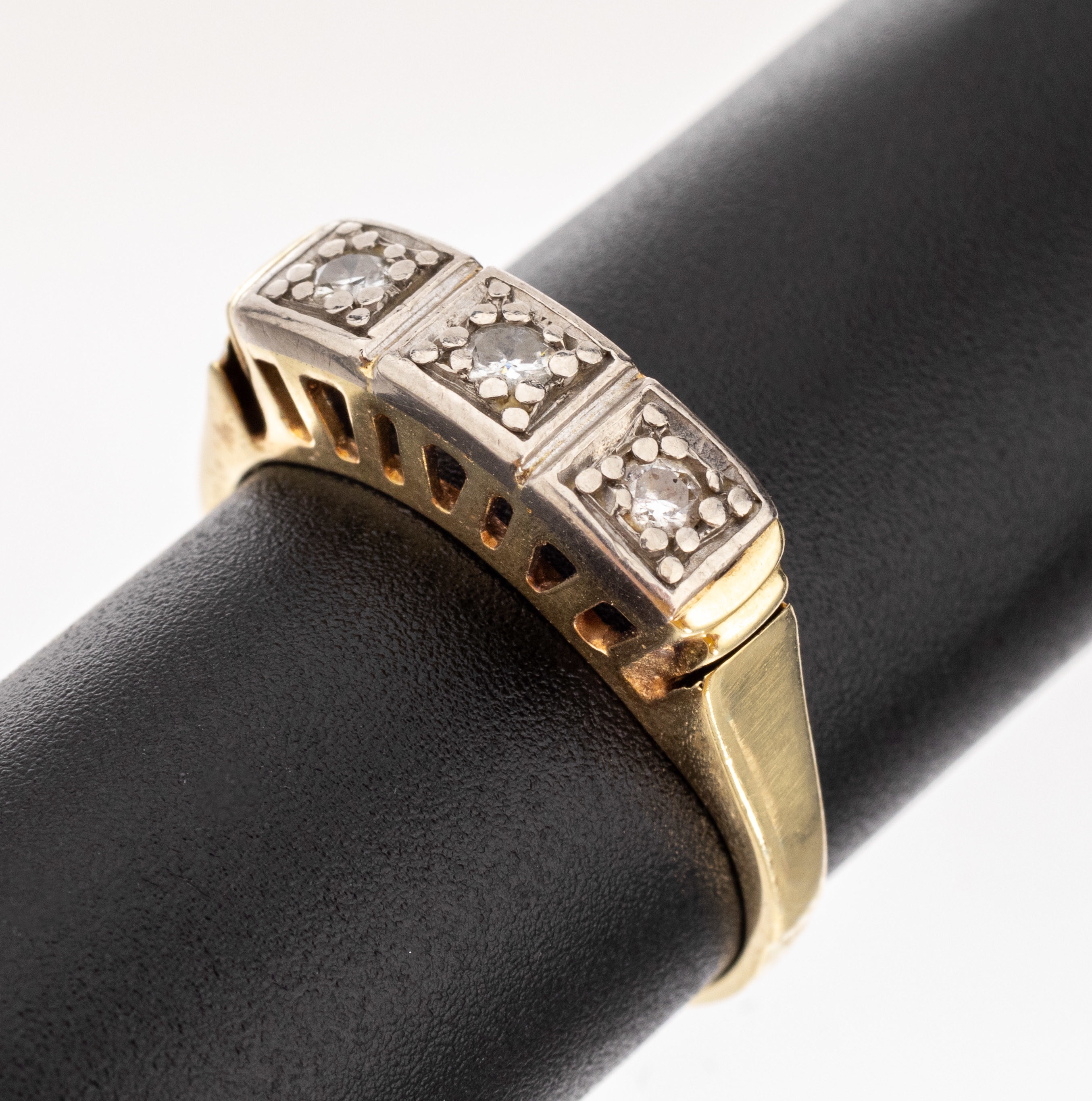 14 kt Gold Brillant-Ring, GG/WG 585/000, 1950er Jahre, 3 in WG gefasste Brillanten zus.ca. 0.15 ct Weiss/p, RW 58, ca. 3.9 g