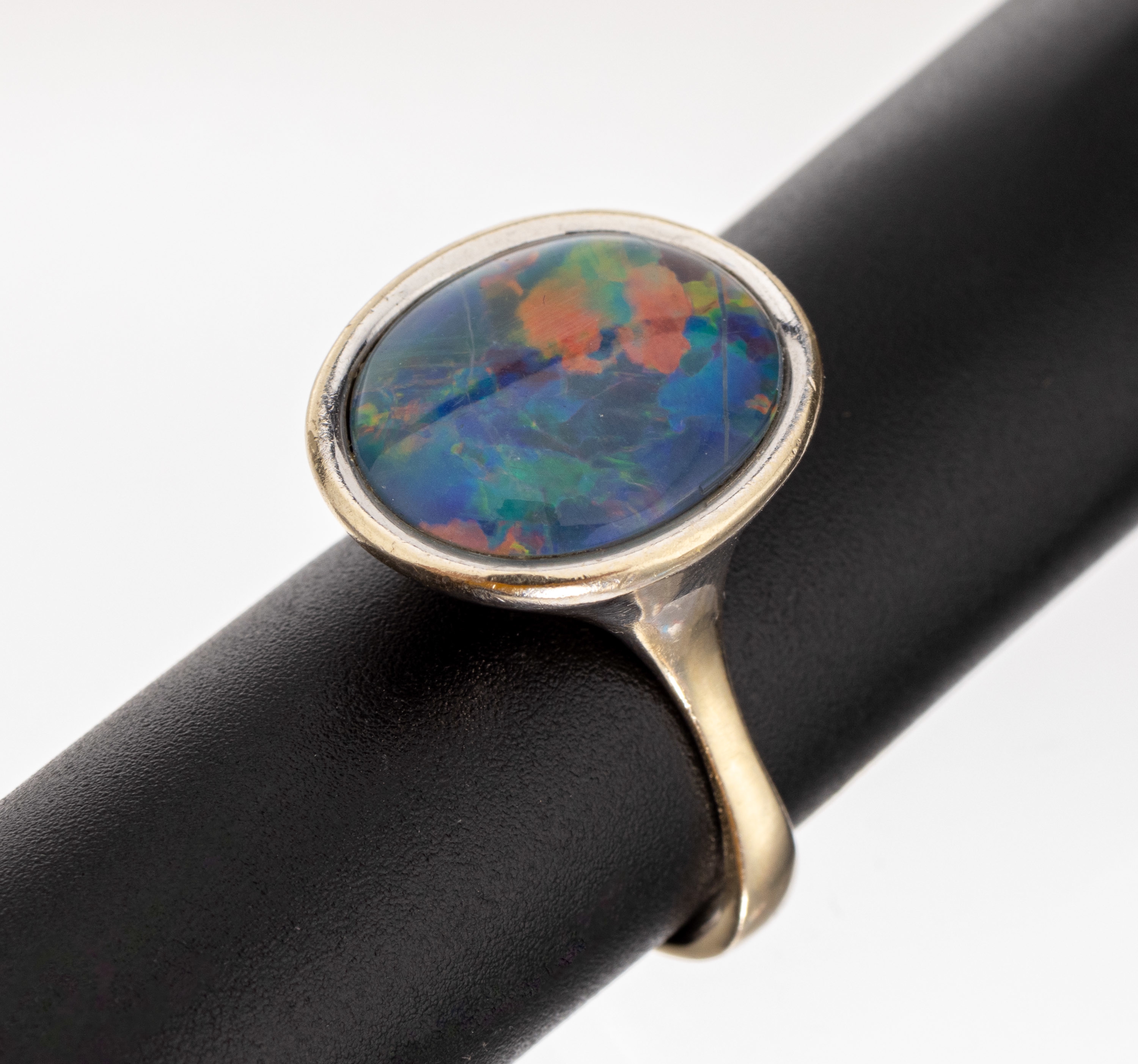 18 kt Gold Opal-Ring, WG 750/000, ovaler Opaltriplette mit Farbspiel in blau, grün orange, (Trockenrissig), Fassung verbödet, RW 55, ca. 11.8 g