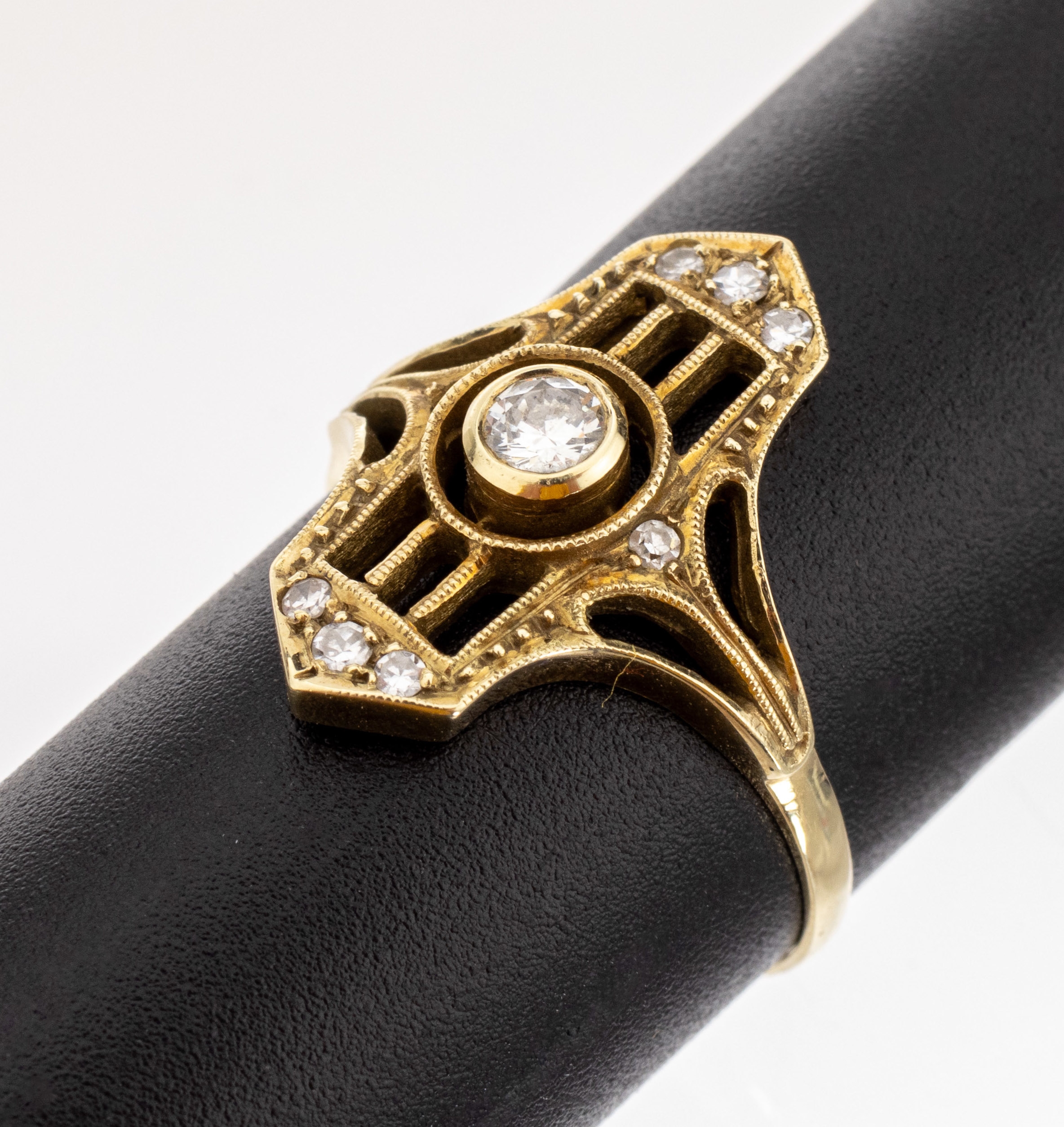 14 kt Gold Diamant-Ring, 1930er Jahre, GG 585/000, Ringkopf geometrisch, durchbrochen, 1Brillant und 8 8/8-Diamanten zus. ca. 0.15 ct Weiss/si, RW ...