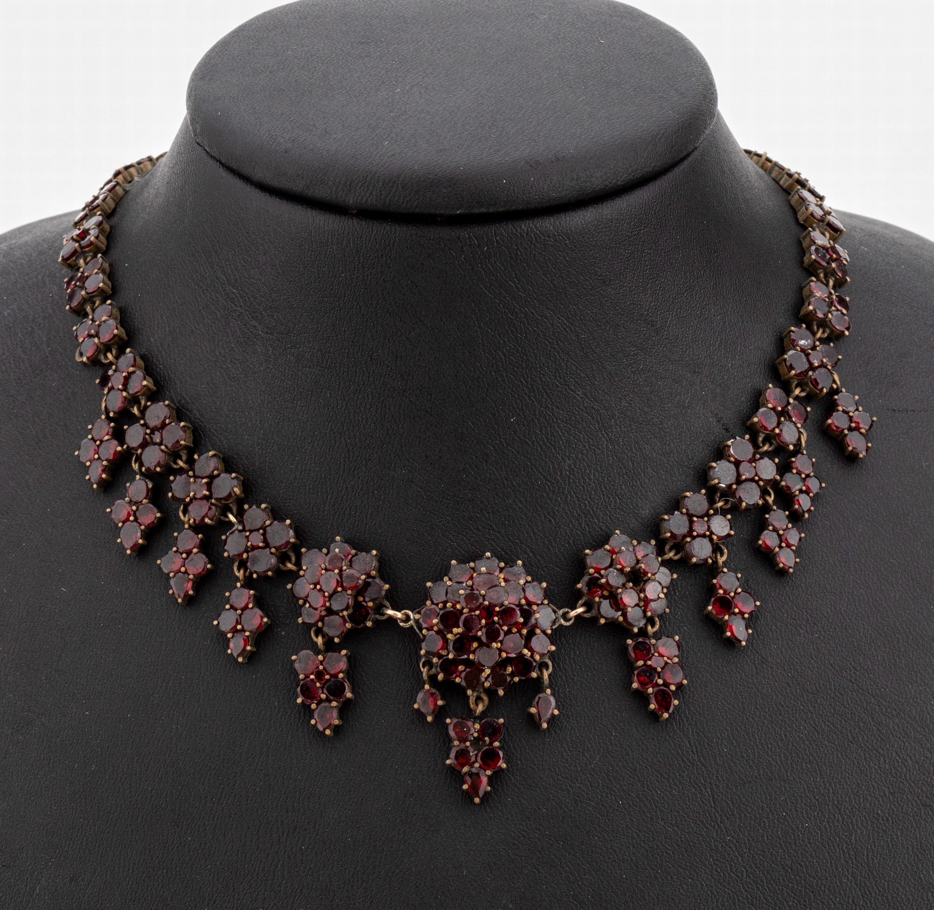 Detail a: Granat-Collier, um 1880, Tombak, Spiegelgranate, teilw. mit bewegl. Abhängungen, L. ca. 42.5 cm, Kastenschloss mitSicherheitskettchen