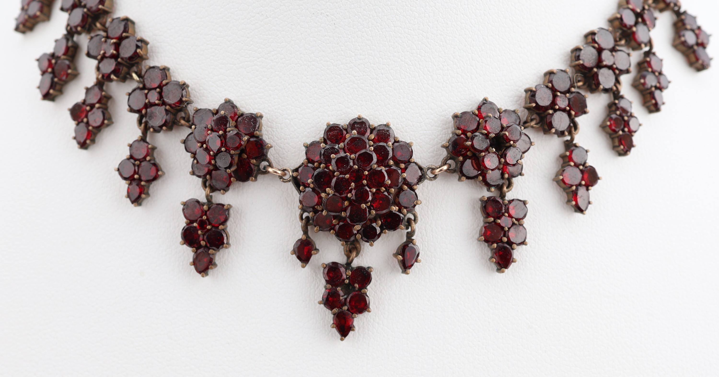 Detail b: Granat-Collier, um 1880, Tombak, Spiegelgranate, teilw. mit bewegl. Abhängungen, L. ca. 42.5 cm, Kastenschloss mitSicherheitskettchen
