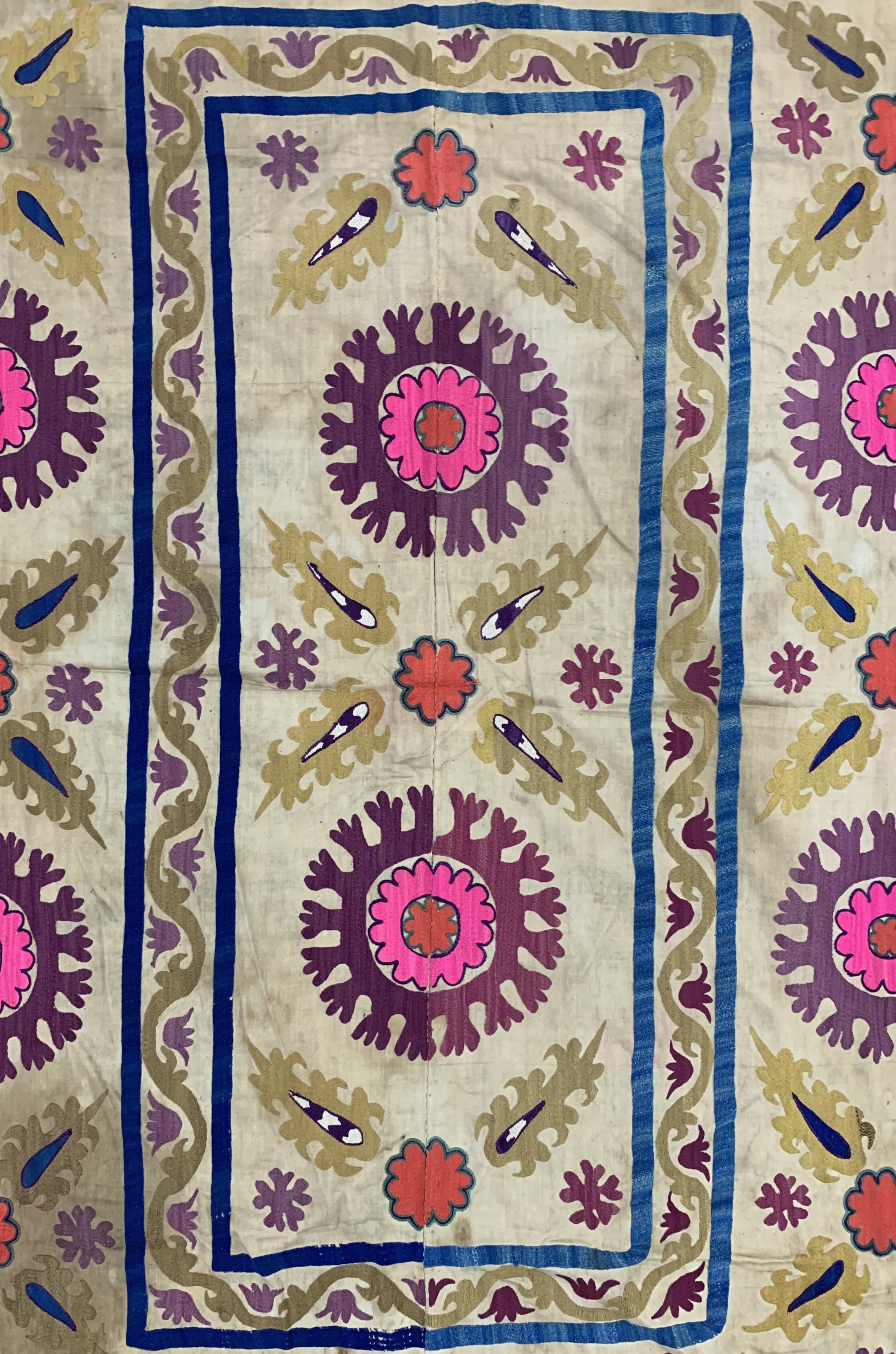 Detail b: Uzbek Susani, Uzbekistan, um 1900, Seiden-Stickerei, ca. 205 x 145 cm, EHZ: 4