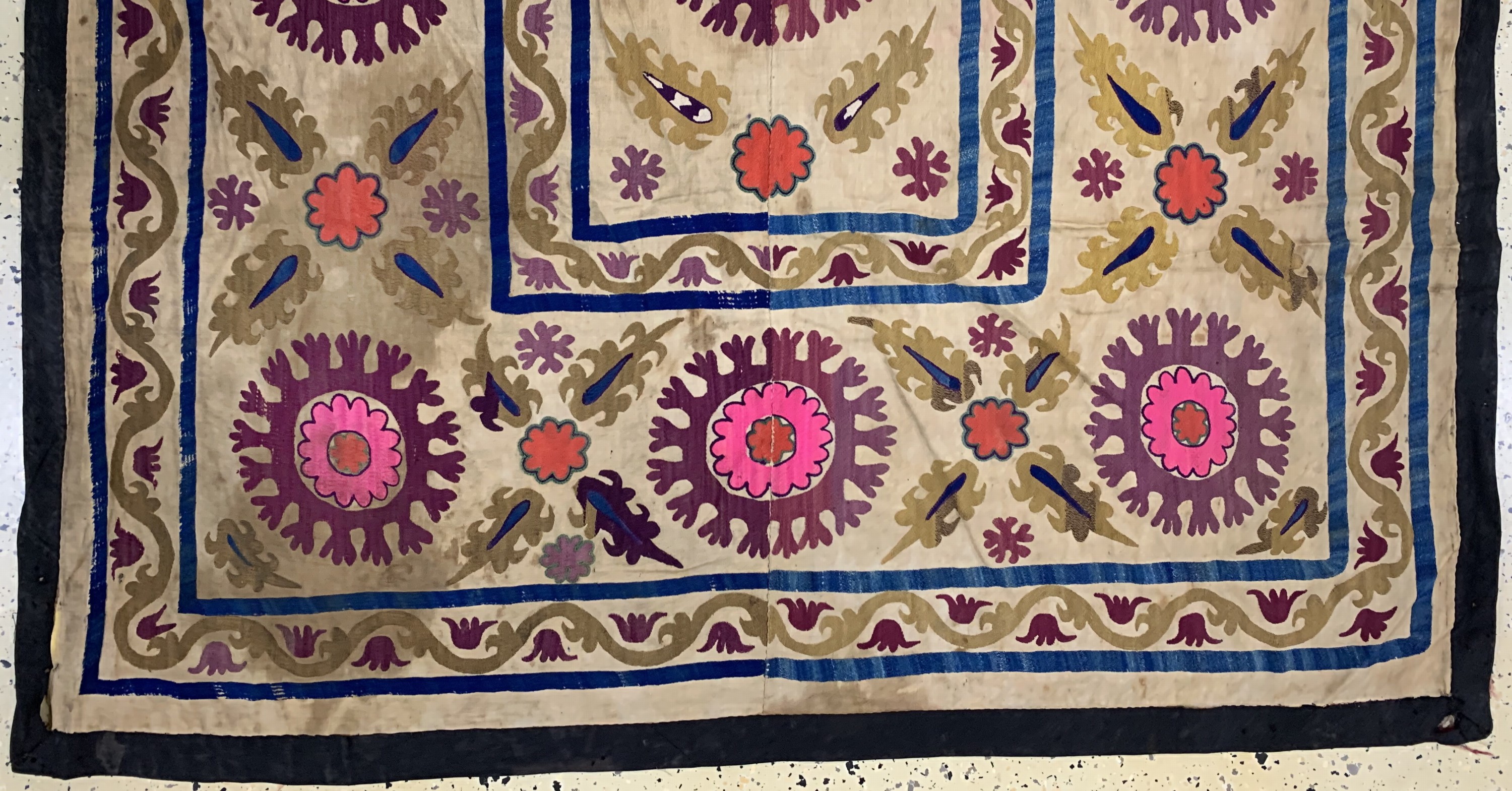 Detail c: Uzbek Susani, Uzbekistan, um 1900, Seiden-Stickerei, ca. 205 x 145 cm, EHZ: 4