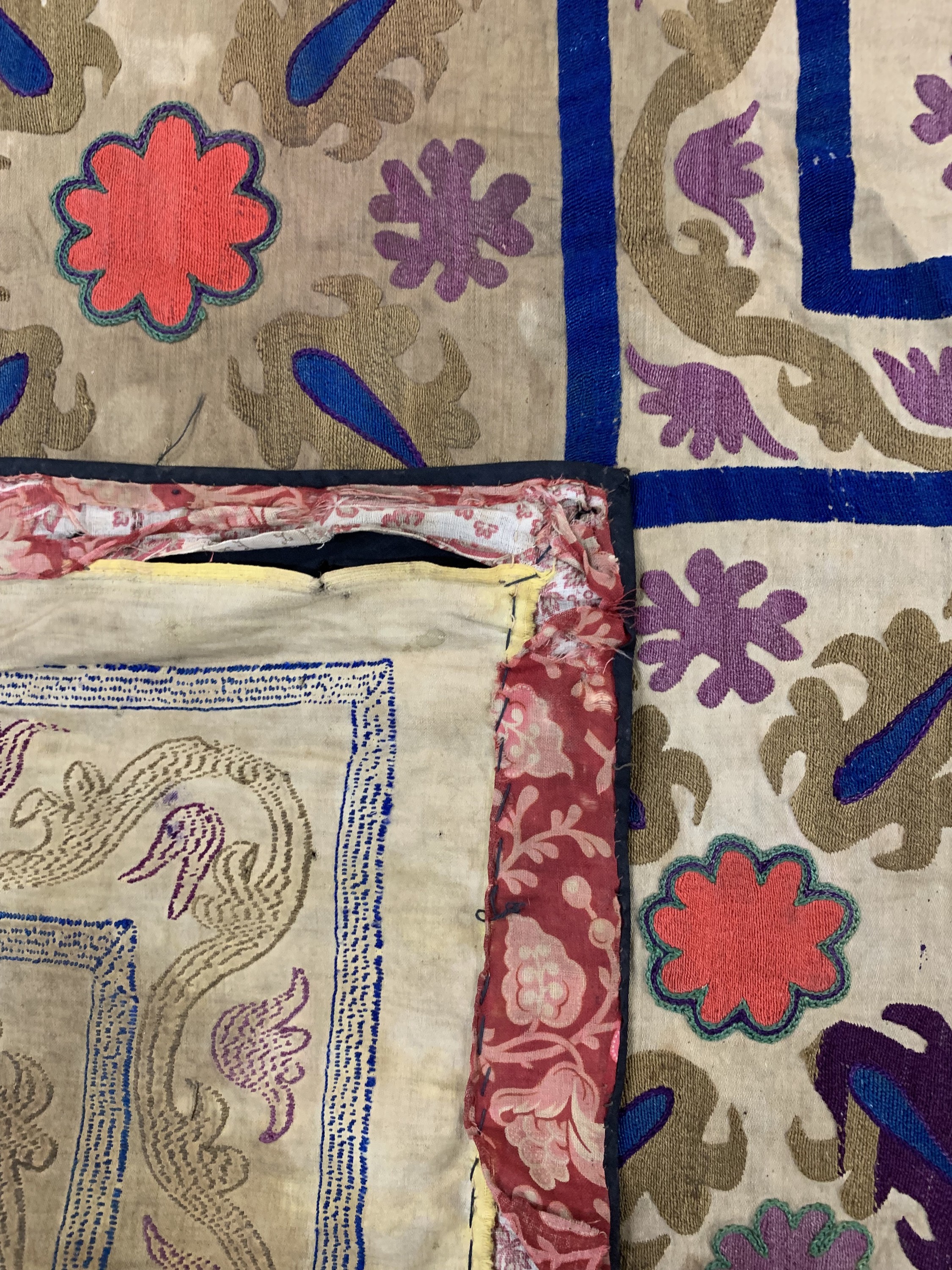 Detail d: Uzbek Susani, Uzbekistan, um 1900, Seiden-Stickerei, ca. 205 x 145 cm, EHZ: 4
