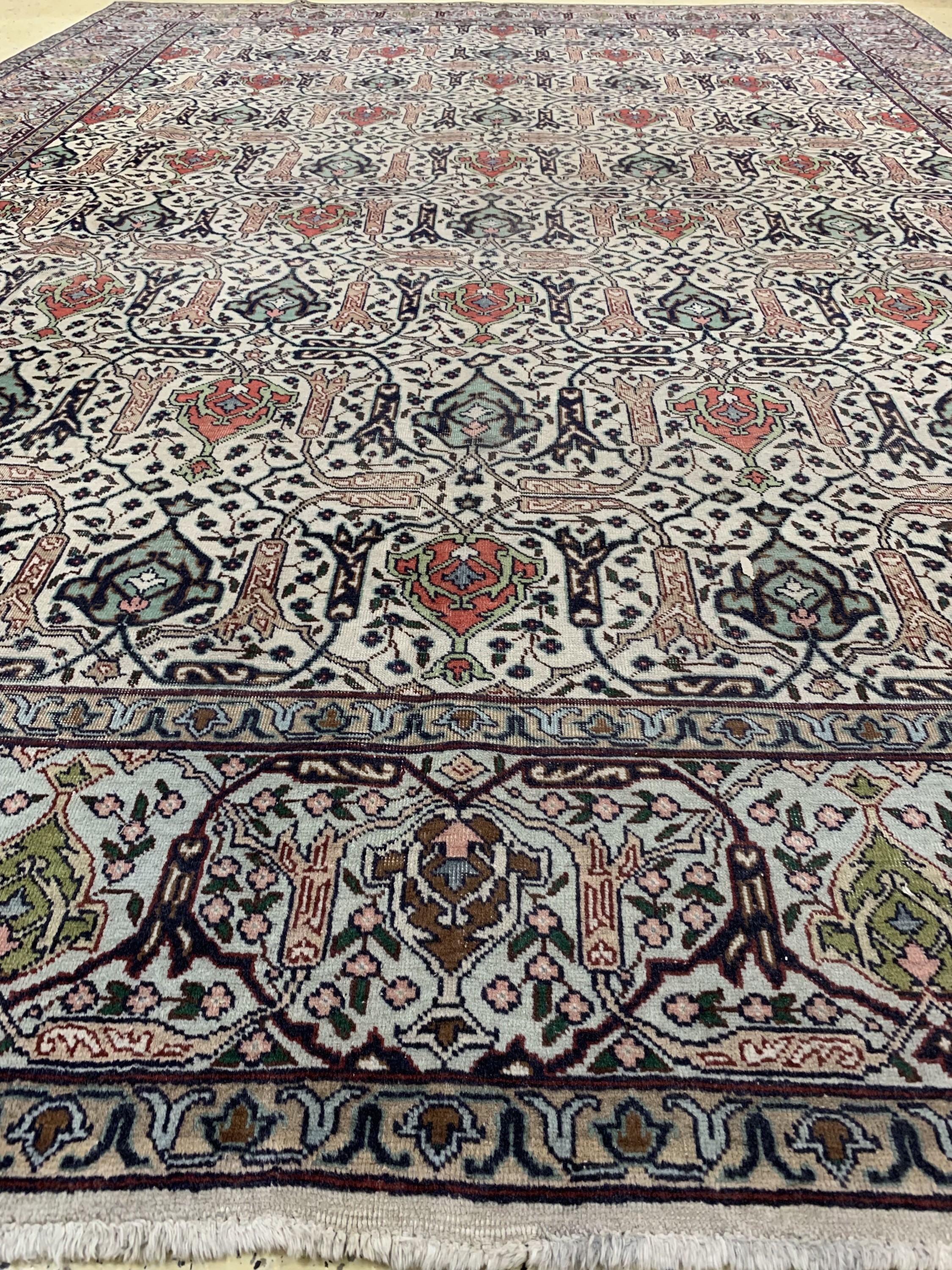 Detail f: Täbriz alt, Persien, Mitte 20.Jhd, Wolle auf Baumwolle, ca. 399 x 292 cm, EHZ: 3