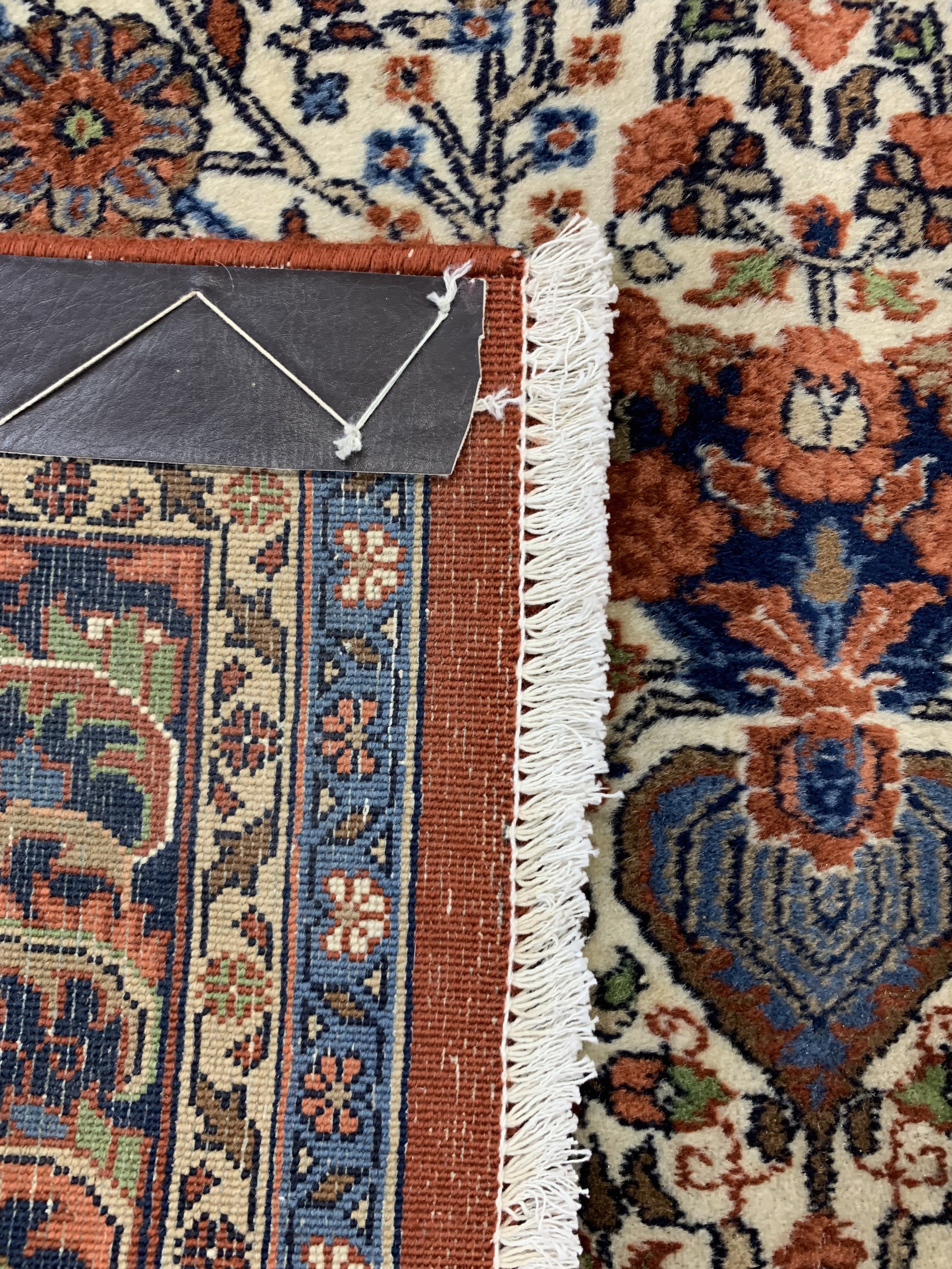 Detail e: Rosenbidjar Kork fein, Indien, Ende 20.Jhd,Korkwolle auf Baumwolle, ca. 199 x 132 cm, Reinigungsbedürftig, EHZ: 2