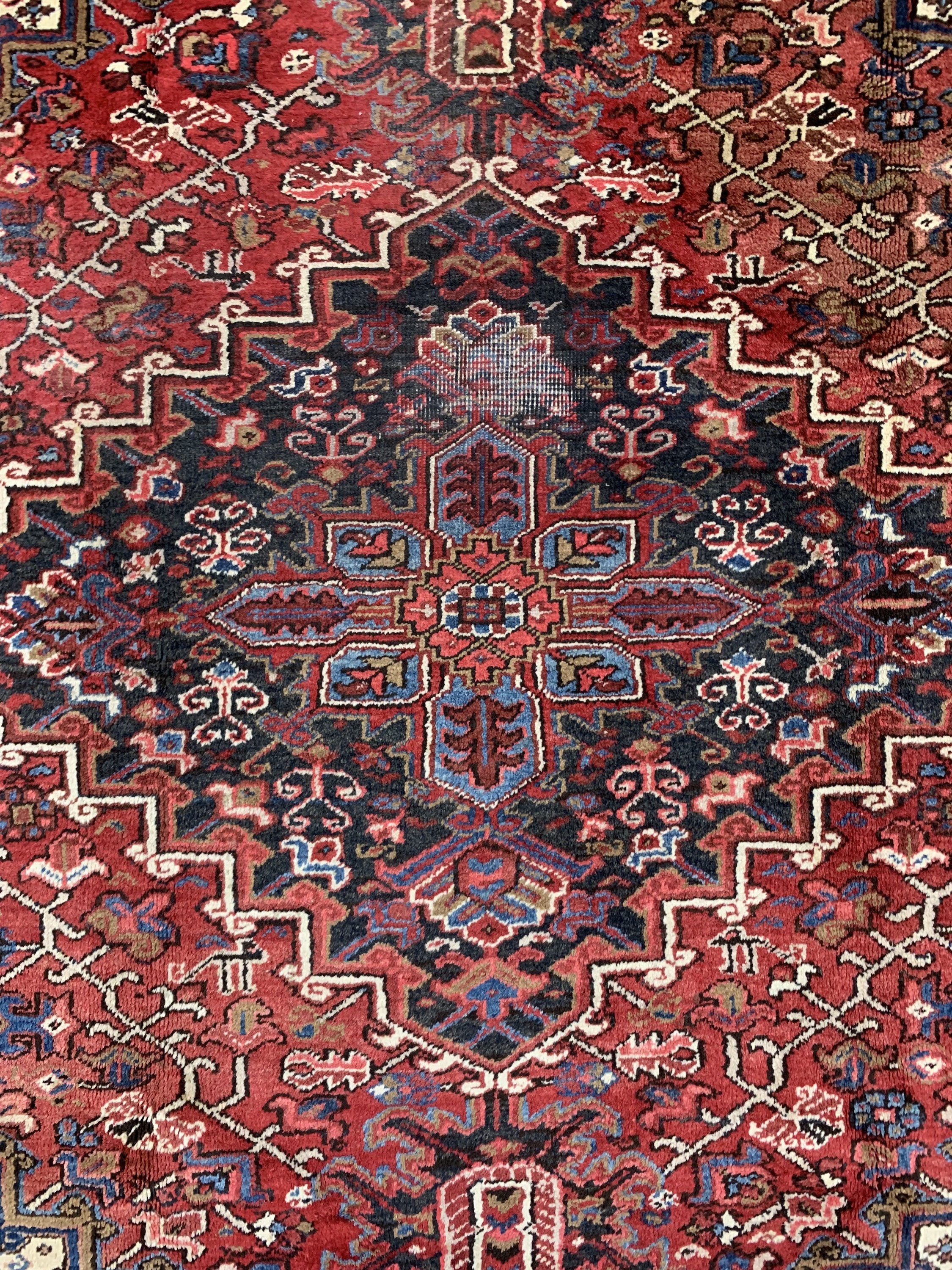 Detail c: Heriz alt, Persien, Mitte 20.Jhd, Wolle aufBaumwolle, ca. 270 x 237 cm, EHZ: 3