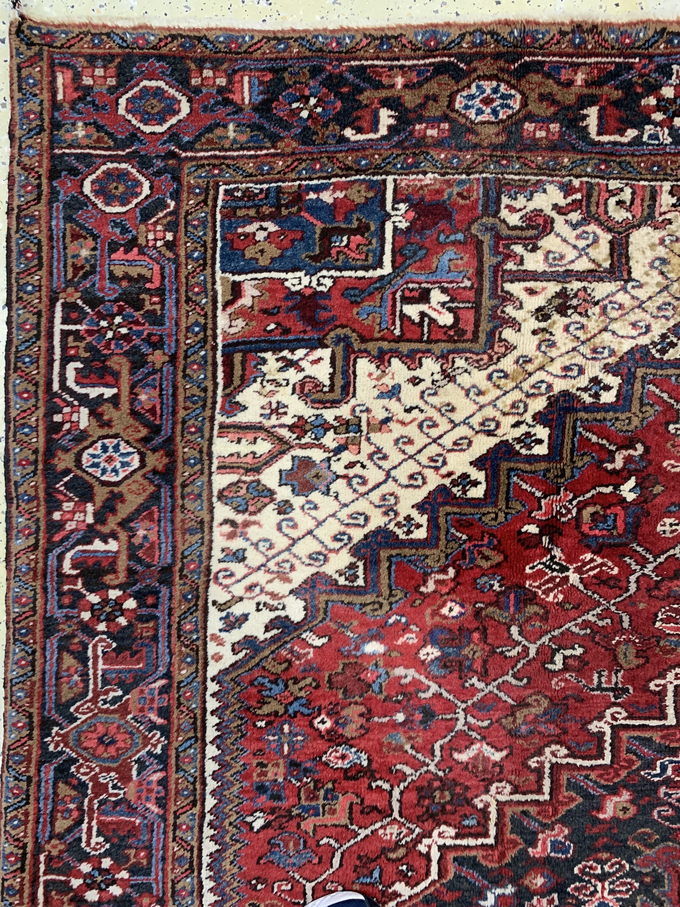 Detail d: Heriz alt, Persien, Mitte 20.Jhd, Wolle aufBaumwolle, ca. 270 x 237 cm, EHZ: 3