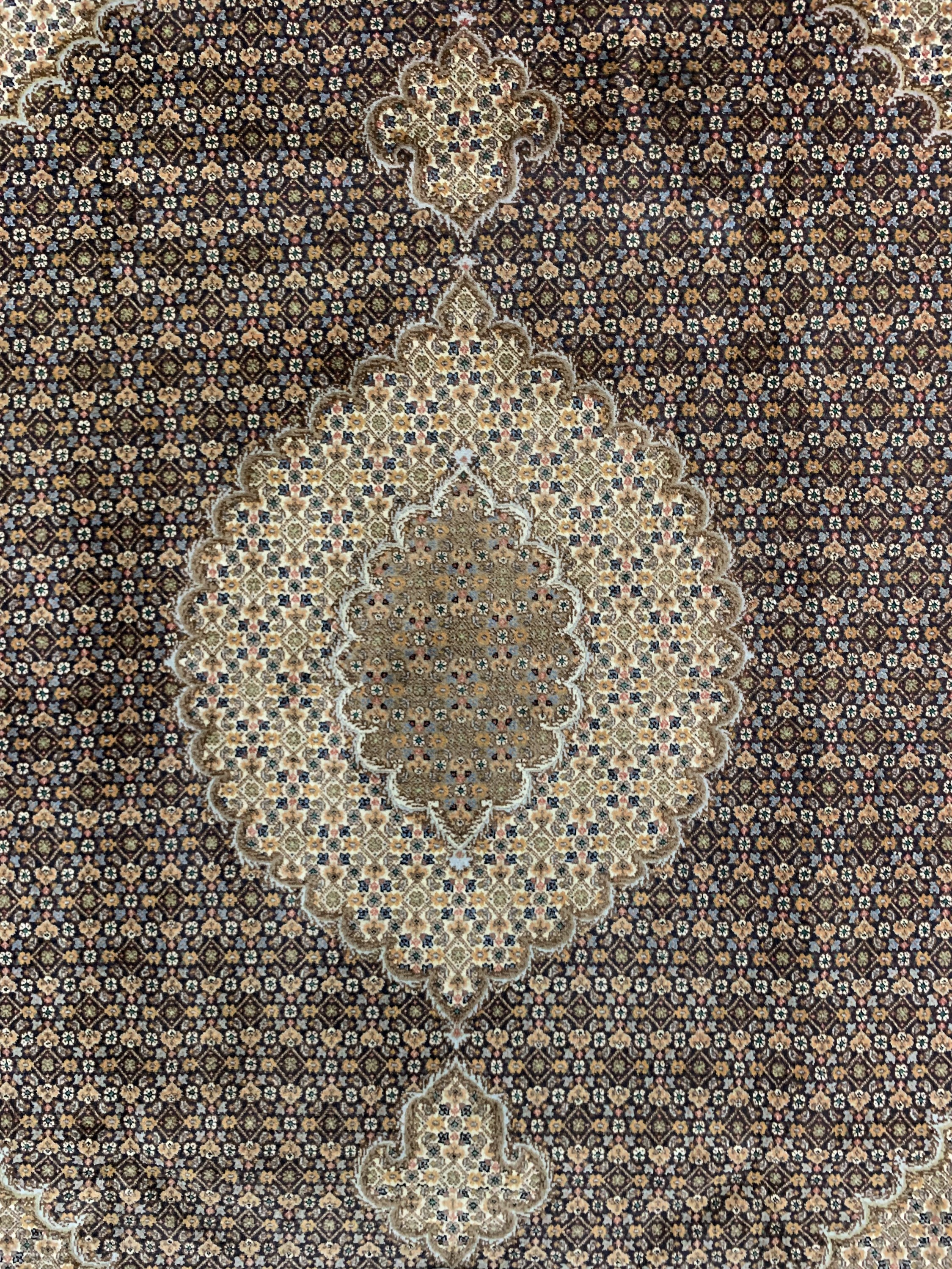 Detail c: Täbriz"Mahi"fein(40 Raj), Persien, Mitte 20.Jhd, Korkwolle mit Seide, ca. 297 x 208 cm,Reinigungsbedürftig, EHZ: 2