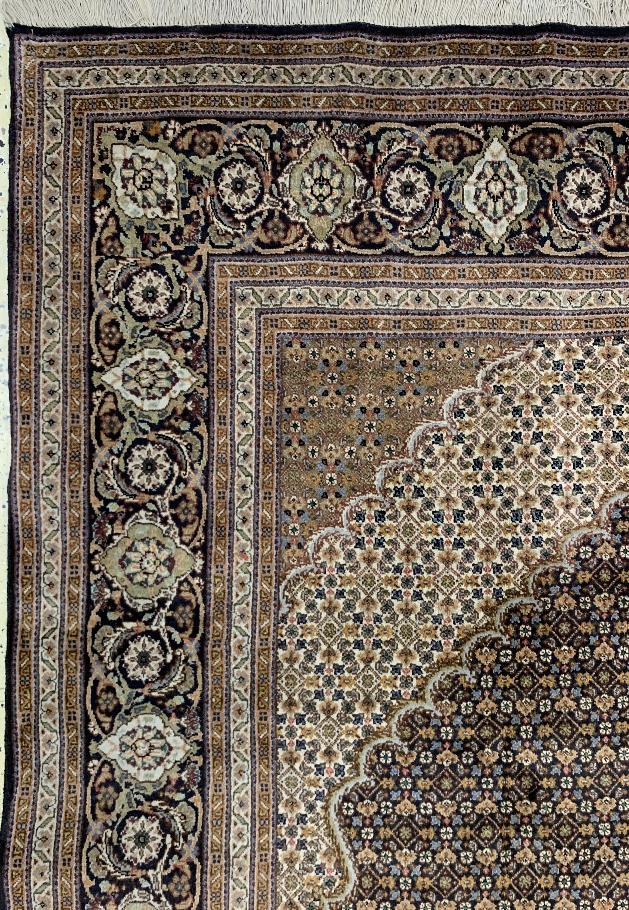 Detail d: Täbriz"Mahi"fein(40 Raj), Persien, Mitte 20.Jhd, Korkwolle mit Seide, ca. 297 x 208 cm,Reinigungsbedürftig, EHZ: 2