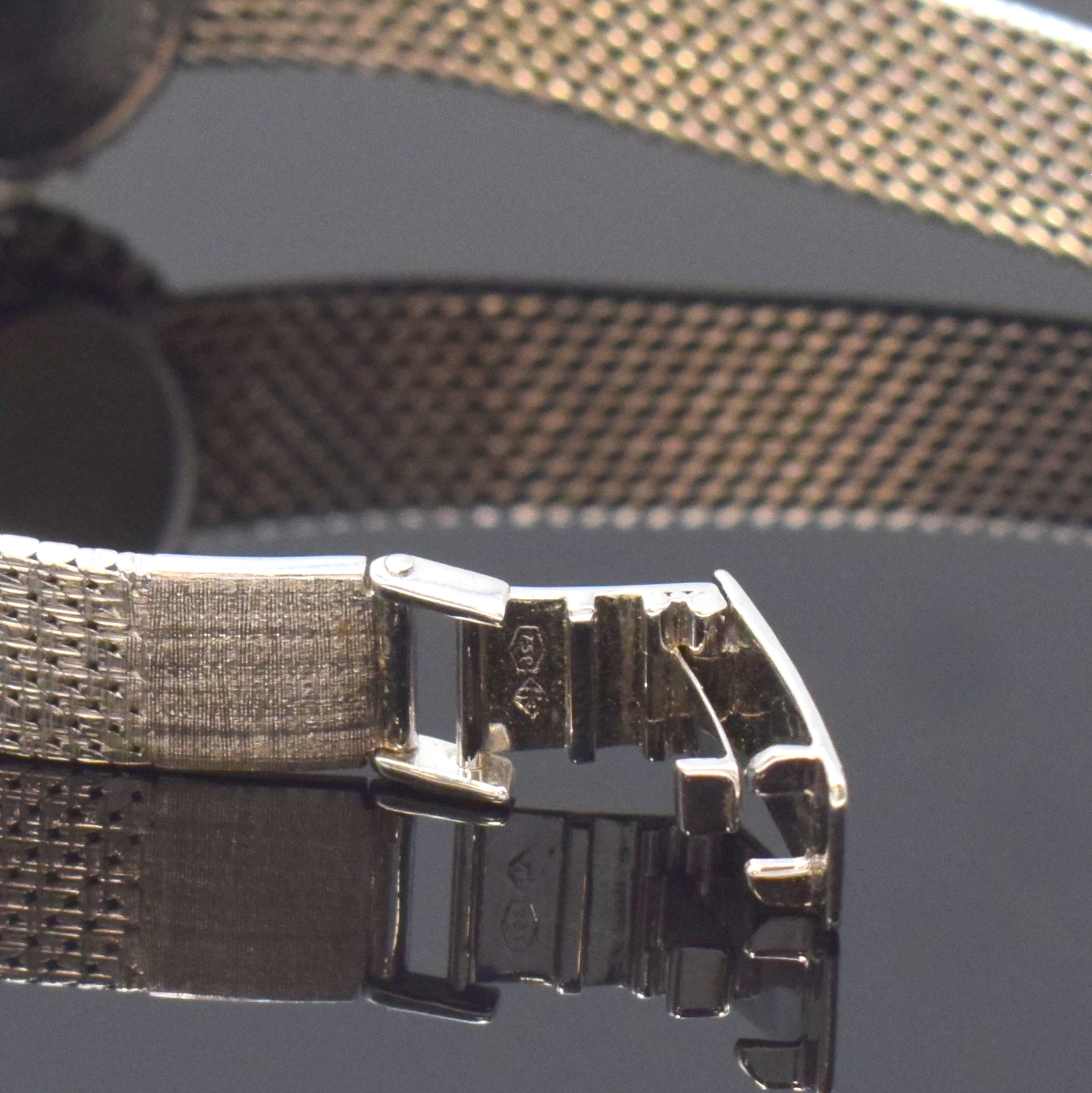 Detail b: BWC Damenarmbanduhr in WG 750/000 mit Diamanten, Schweiz um 1965, Handaufzug, Boden aufgedr., Lünette aufw. m. Diamanten bes., vers. Zifferbl. m. ...