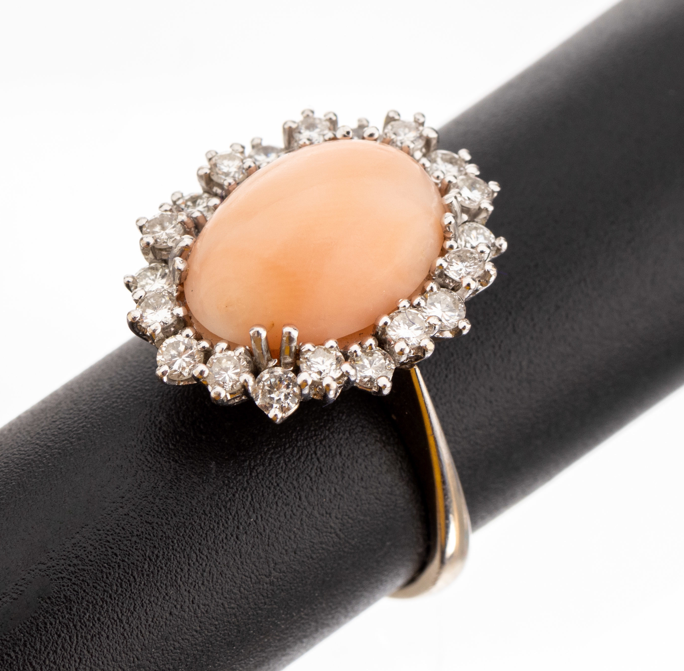 14 kt Gold Korallen Brillant Ring, WG 585/ 000 (gepr.), ovaler Engelhautkorallencabochon,umgeben von 20 Brillanten zus. ca. 0.60 ct Weiss/si, RW 59, ...