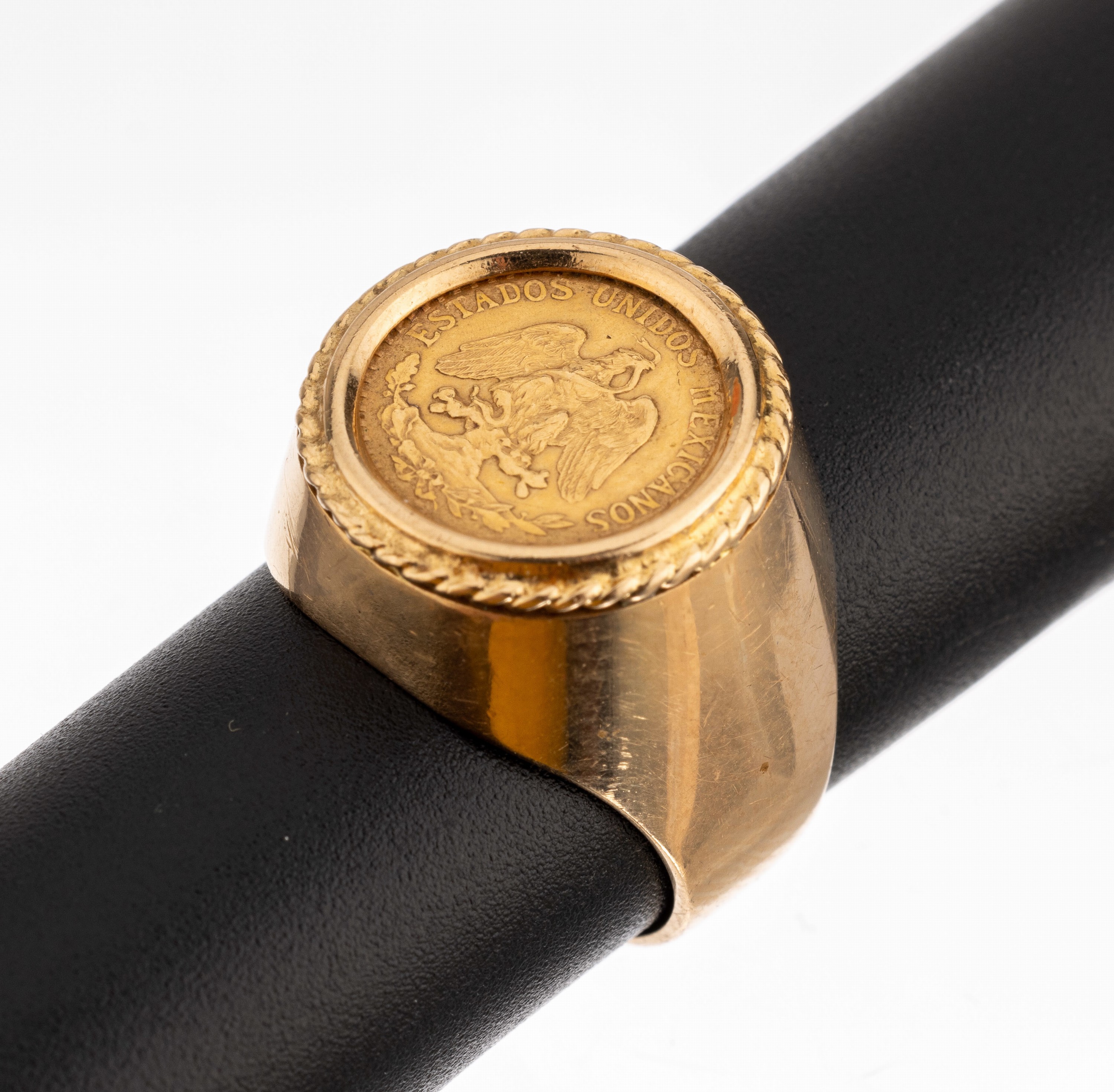 14 kt Gold Münz-Ring, GG 585/000, Münzeinlage: DOS PESOS, Mexiko 1945, Kordelrandverz., RW 53, ca. 8.5 g