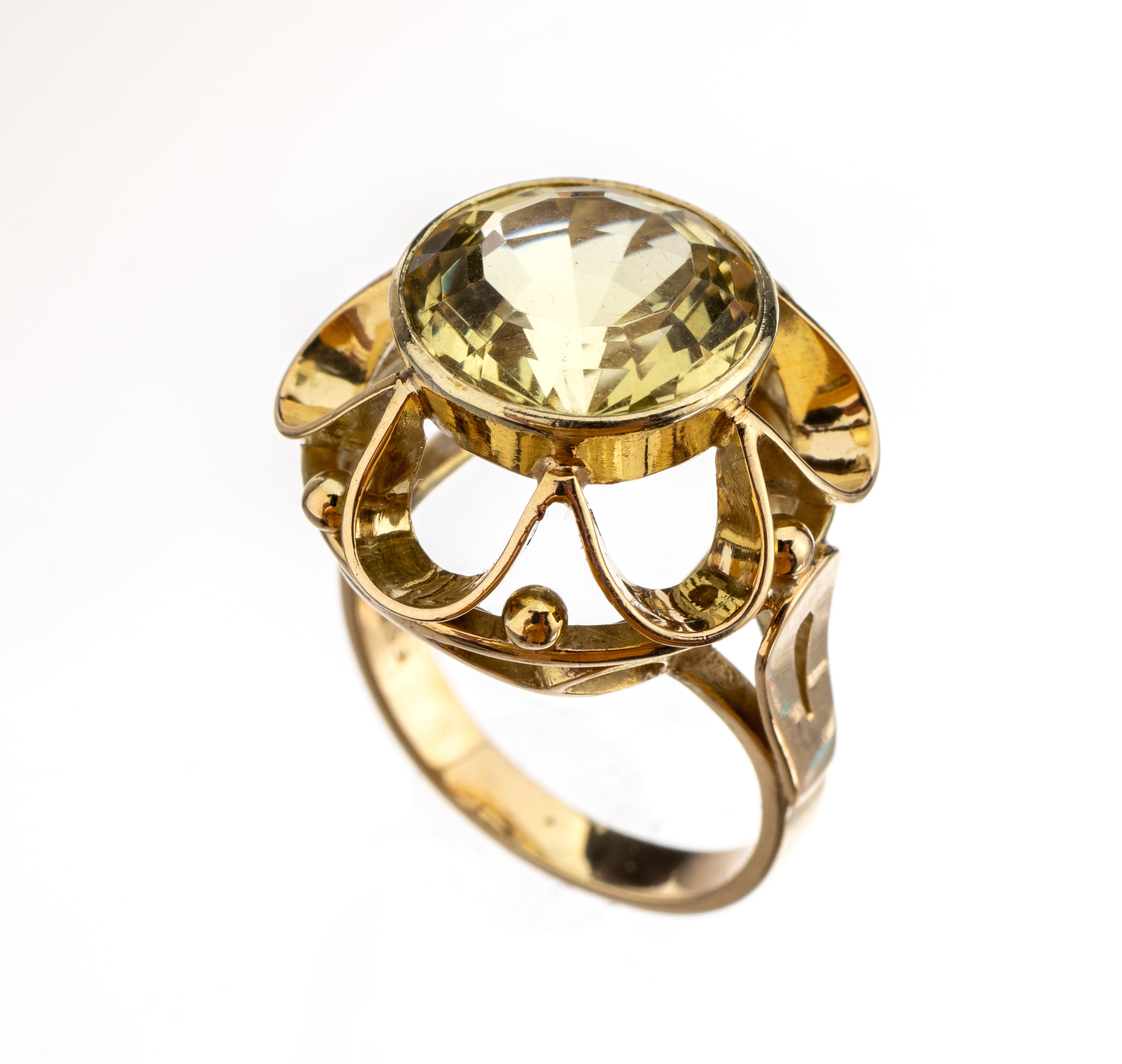 14 kt Gold Citrin-Ring, GG 585/000, rundfacett. Citrin ca. 5.0 ct, bogenförmige Unterkaderung und Goldkugeln, ca. 8.4 g, RW 55