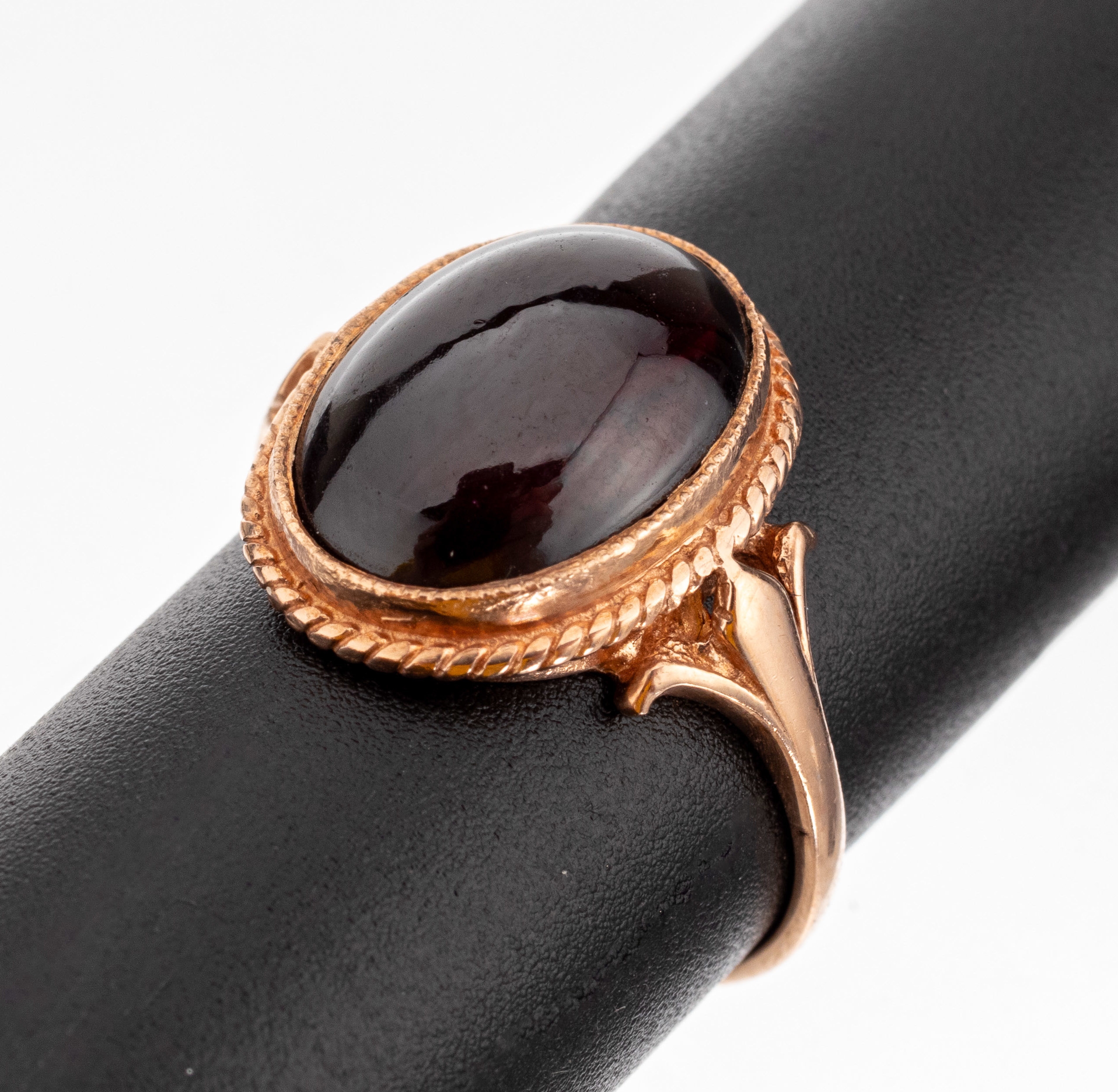 9 kt Gold Granat-Ring, RG 375/000, England wohl um 1900, feine Verarbeitung, ovaler Granatcabochon, RW 56, ca. 3.6 g