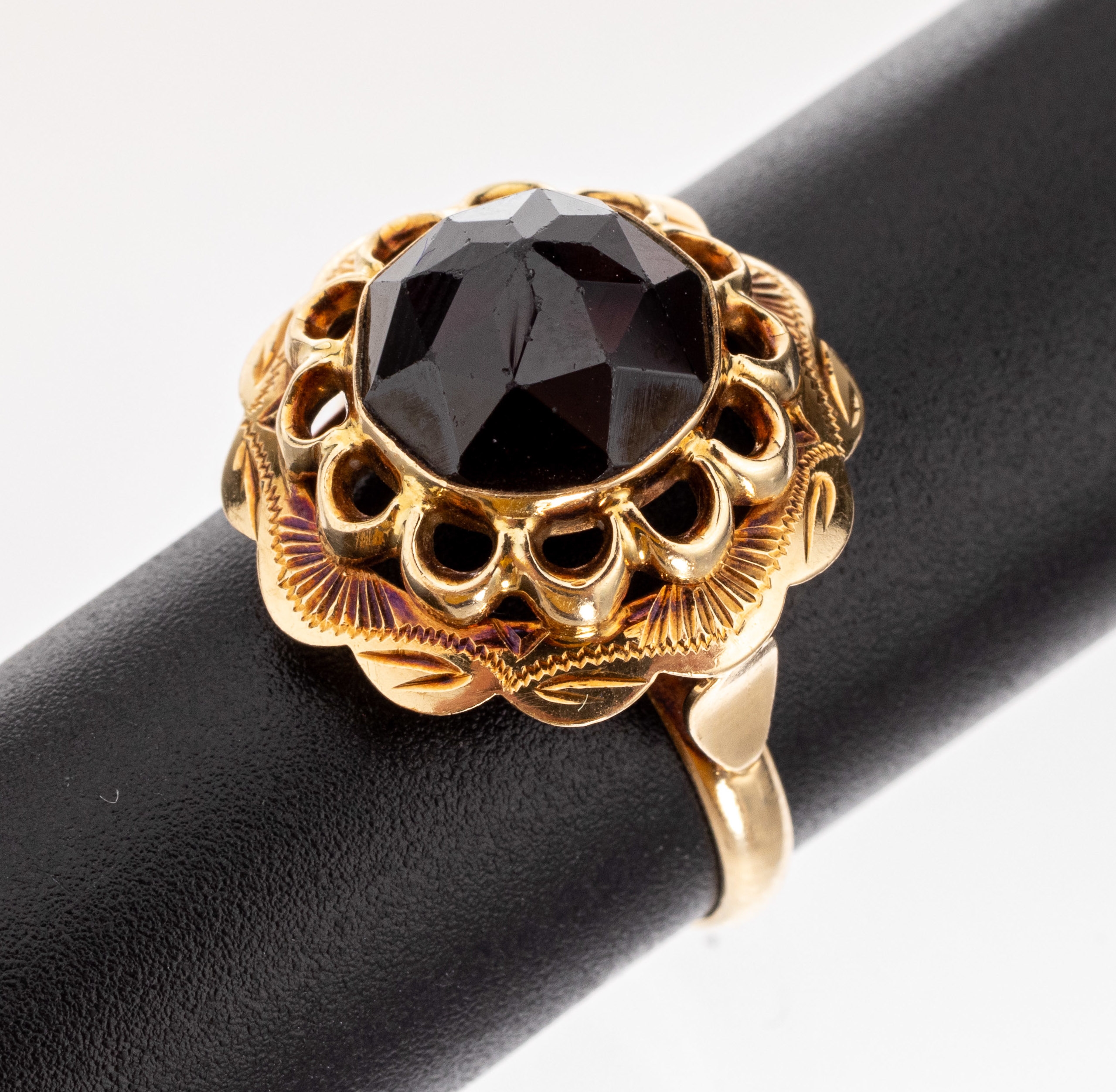 14 kt Gold Granat-Ring, um 1920, GG 585/000, Ringkopf mit geschwungenen Elementen,runder facett. Granat, RW 57, ca. 4.5 g