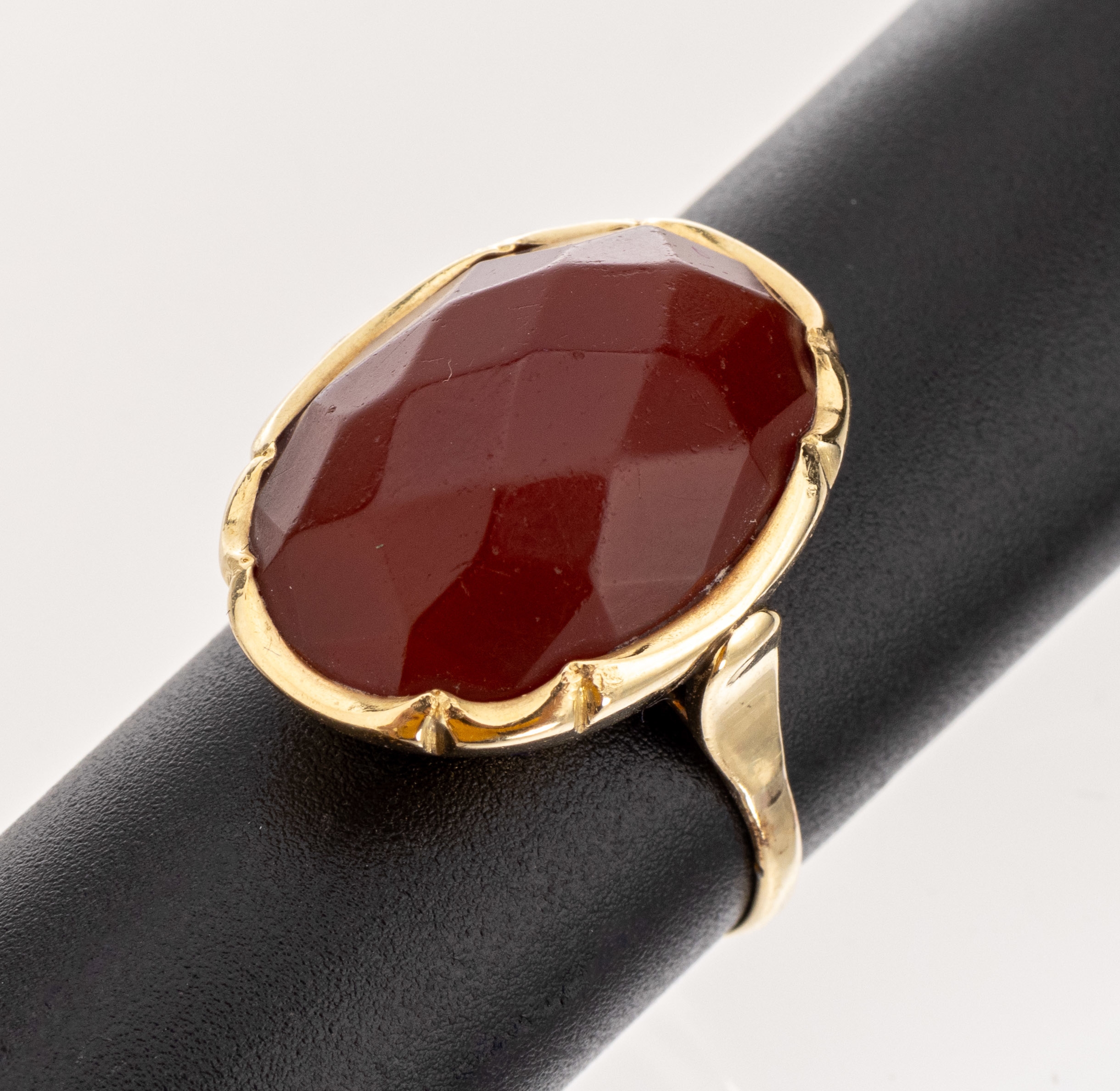 14 kt Gold Karneol-Ring, 1930er-40er Jahre, GG 585/000, schlichte Gestaltung, ovaler Ringkopf mit facett. Karneol, RW 57, ca. 5.9 g