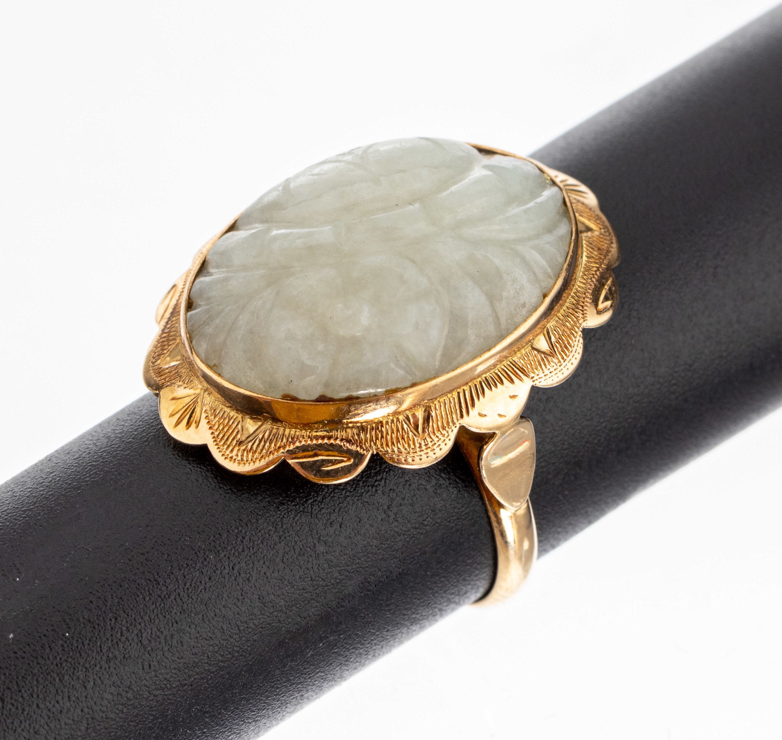 14 kt Gold Jade-Ring, GG 585/000, 1960er Jahre, Rahmung geschwungen und grav., mittig ovale weisse Jade geschnitzt, florale Darstellung, RW 55, ca. ...