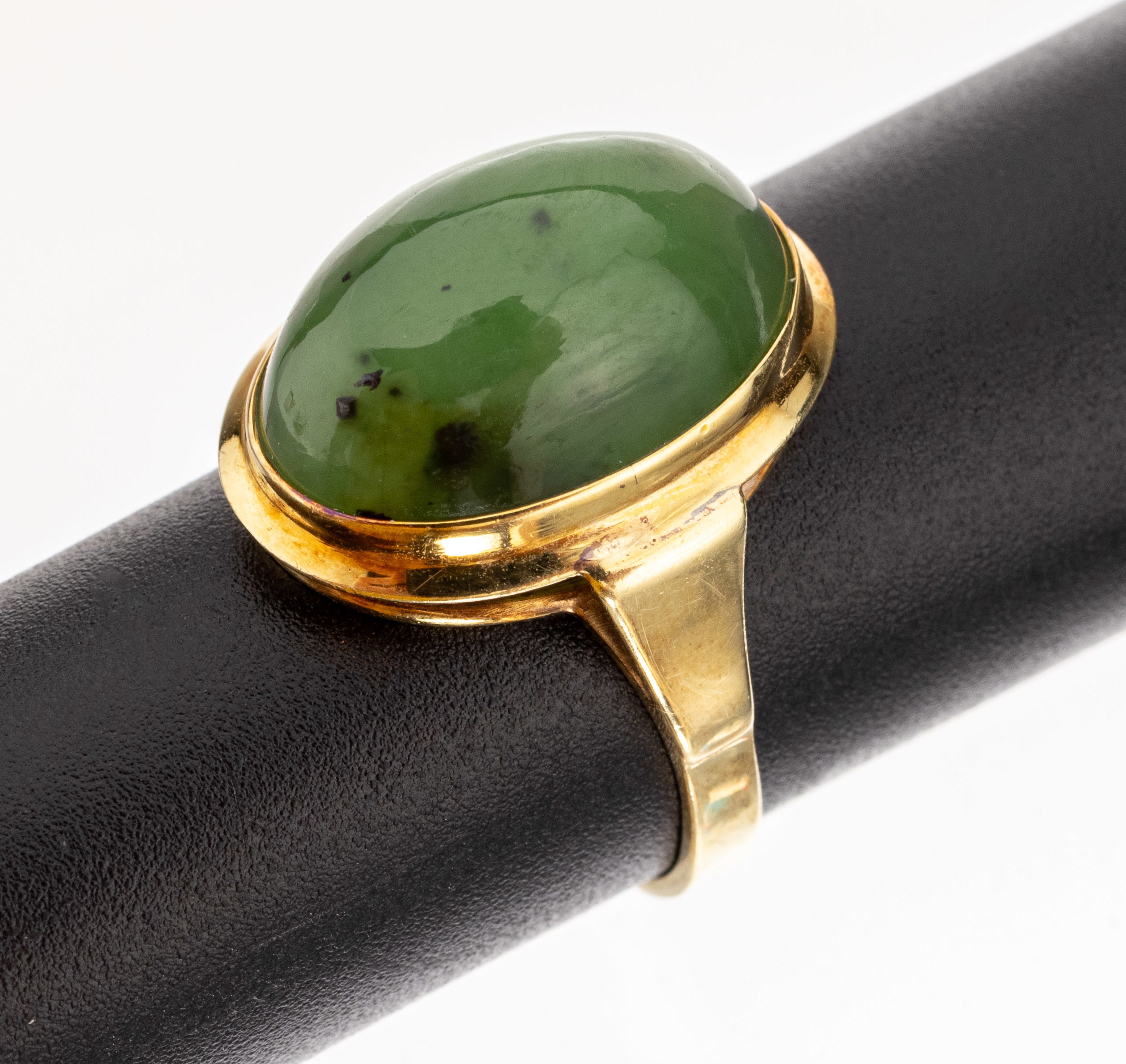14 kt Gold Jade-Ring, GG 585/000, schlicht,ovaler Nephrit-Cabochon, RW 55, ca. 5.9 g