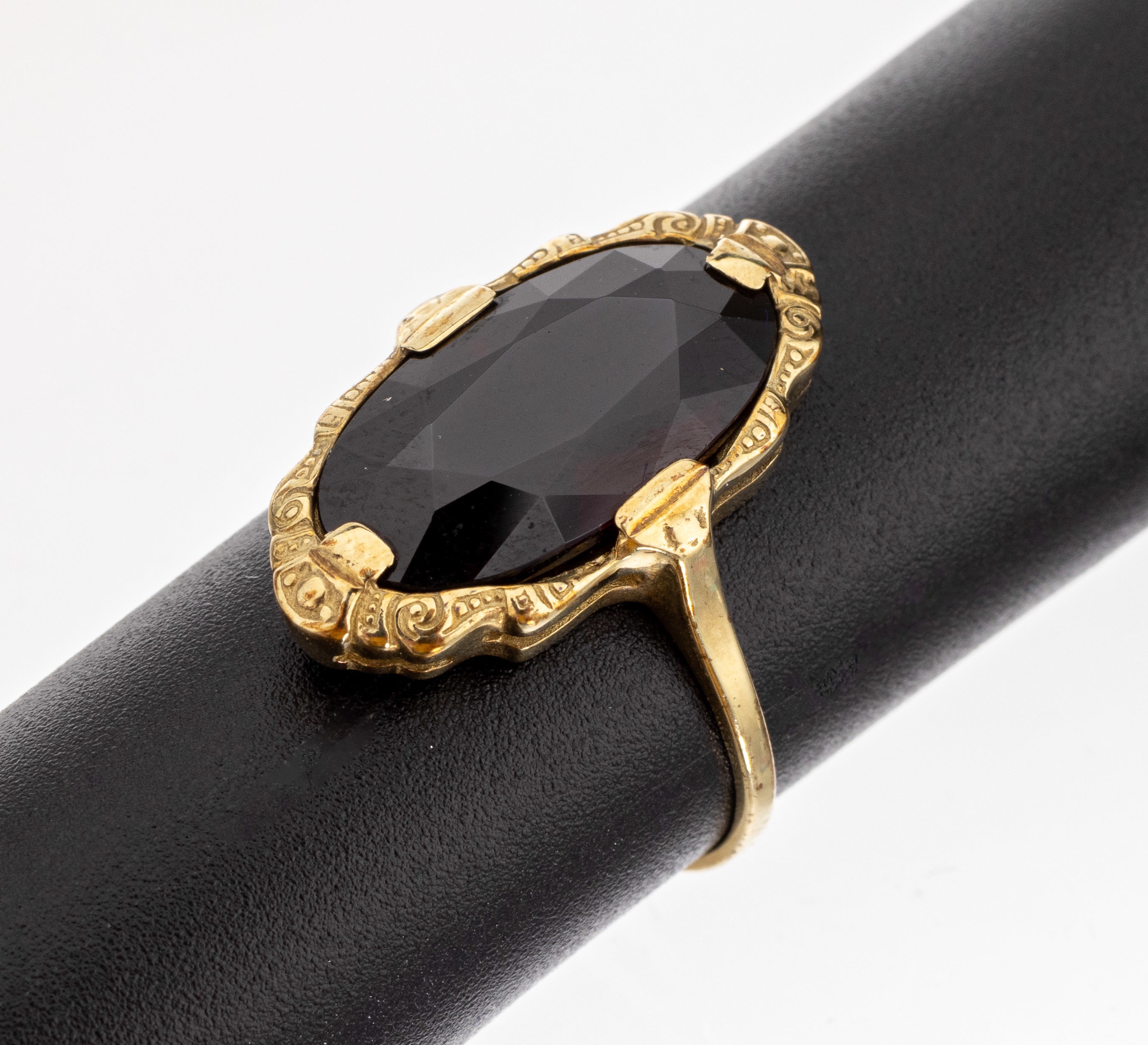 8 kt Gold Granat-Ring, um 1900, GG 333/000,ovalfacett. Granat, Rahmung grav., RW 55, ca. 3.4 g