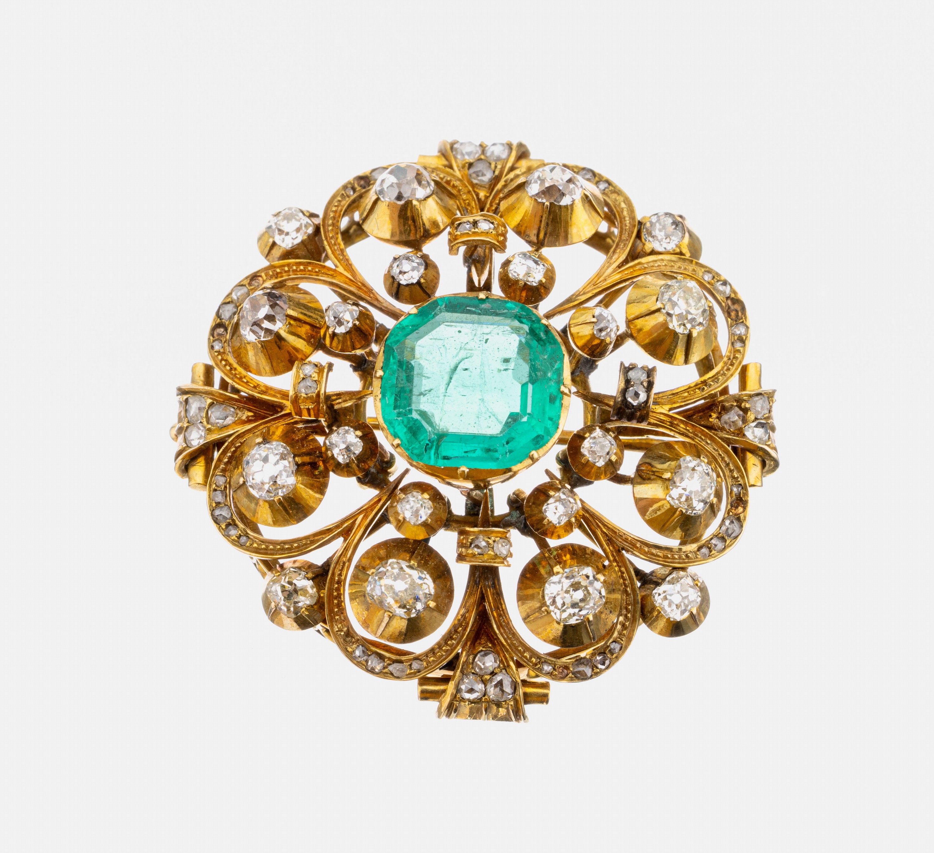 14 kt Gold Smaragd-Diamant-Brosche, um 1860, GG 585/000, qualitätvolle Verarbeitung, geometrische Gestaltung mit geschwungenen Elementen, mittig ...