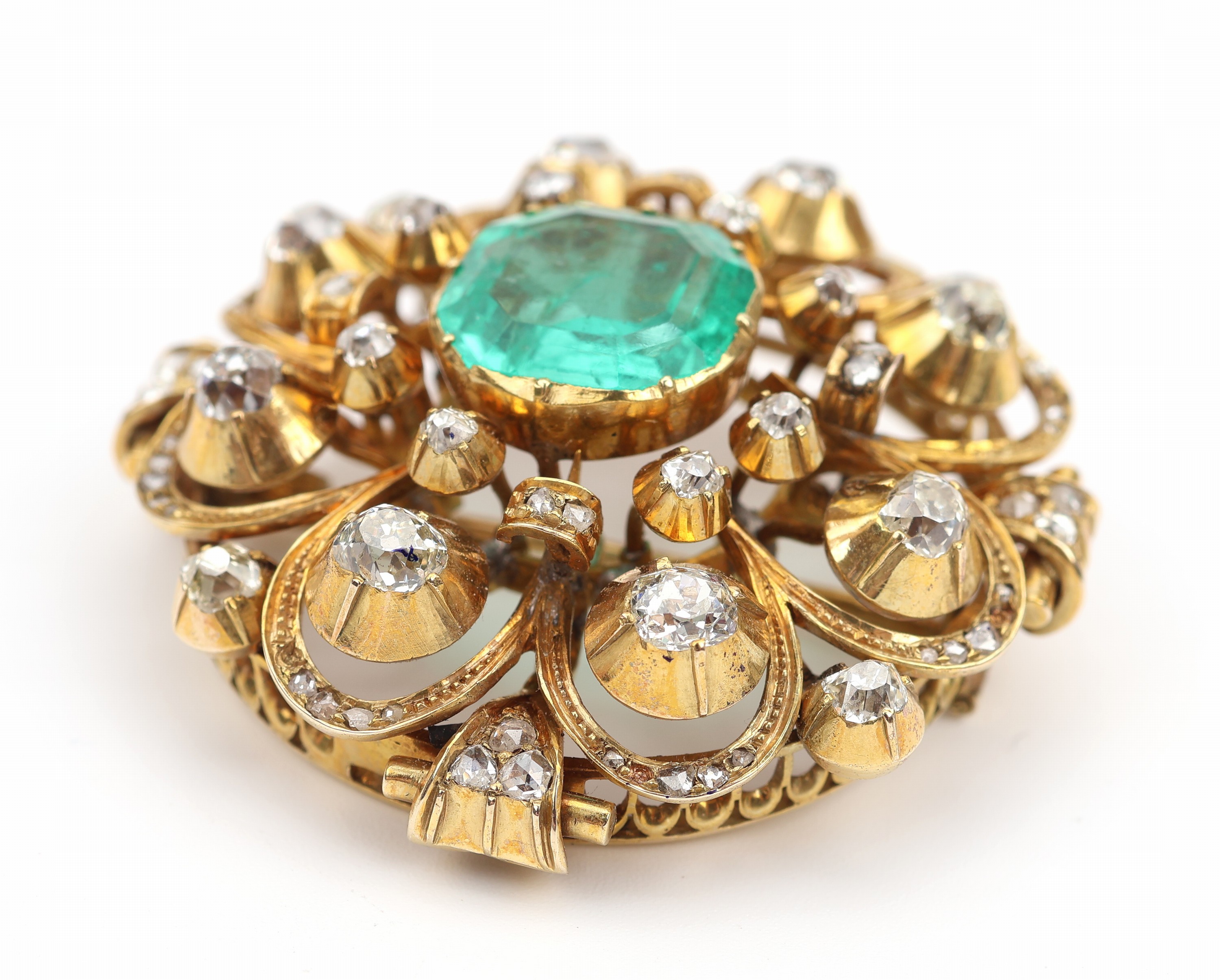 Detail a: 14 kt Gold Smaragd-Diamant-Brosche, um 1860, GG 585/000, qualitätvolle Verarbeitung, geometrische Gestaltung mit geschwungenen Elementen, mittig ...