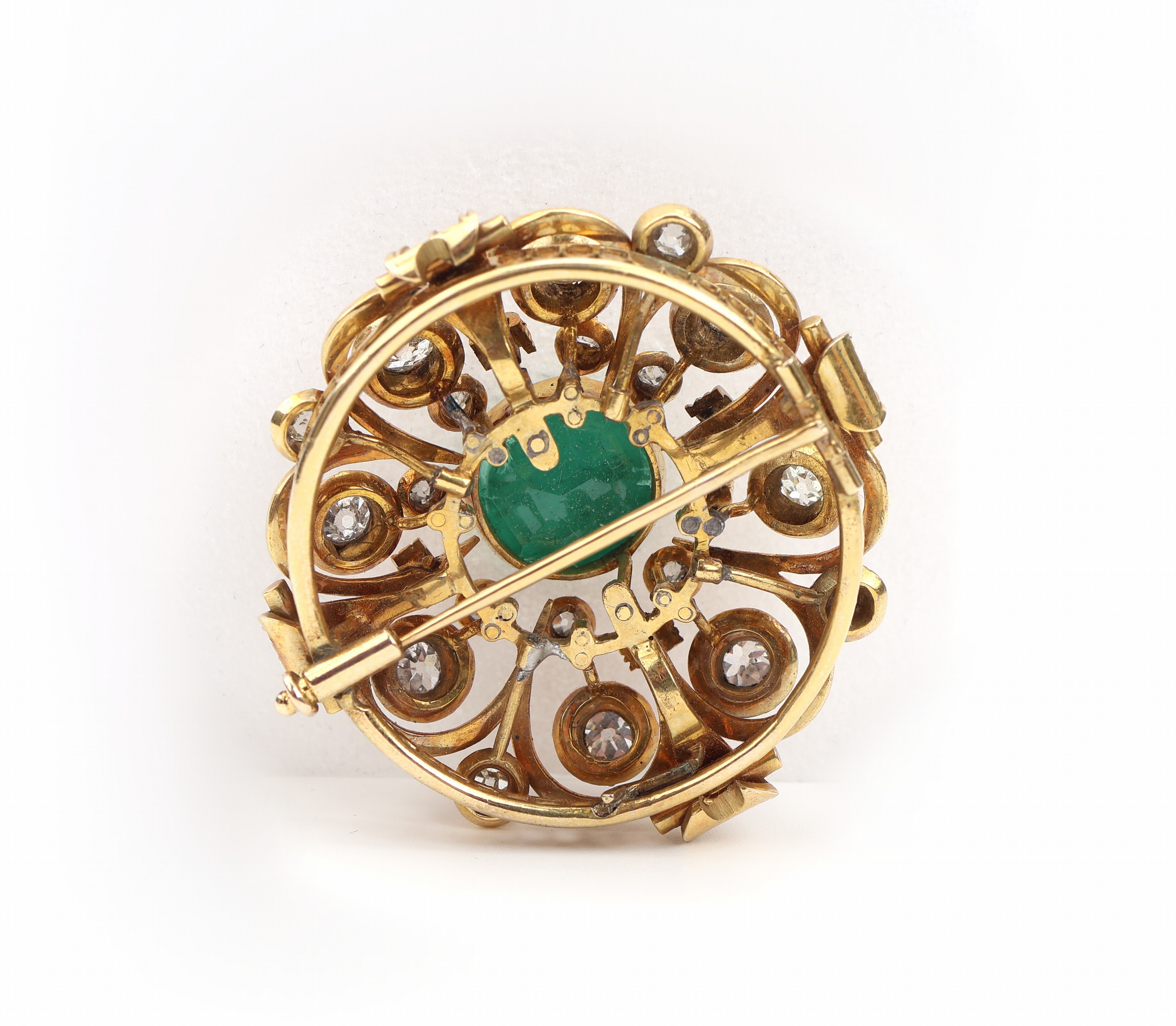 Detail b: 14 kt Gold Smaragd-Diamant-Brosche, um 1860, GG 585/000, qualitätvolle Verarbeitung, geometrische Gestaltung mit geschwungenen Elementen, mittig ...
